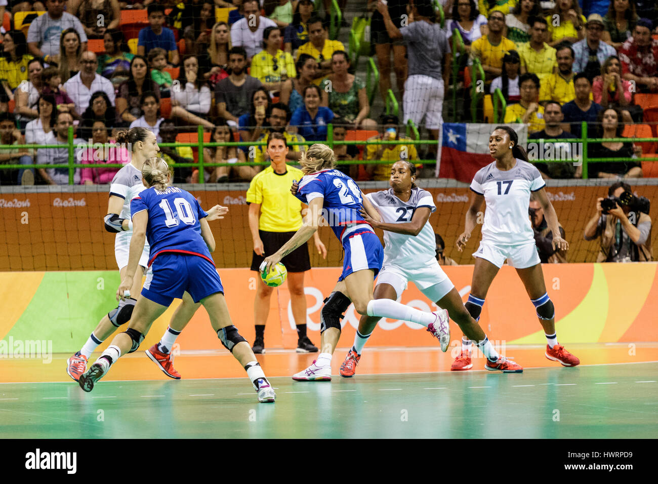 Rio de Janeiro, Brésil. 20 août 2016 Irina Bliznova (RUS) # 24 défendu par Estelle Nze Minko (FRA) # 27 dans le handball féminin finale or Russi Banque D'Images