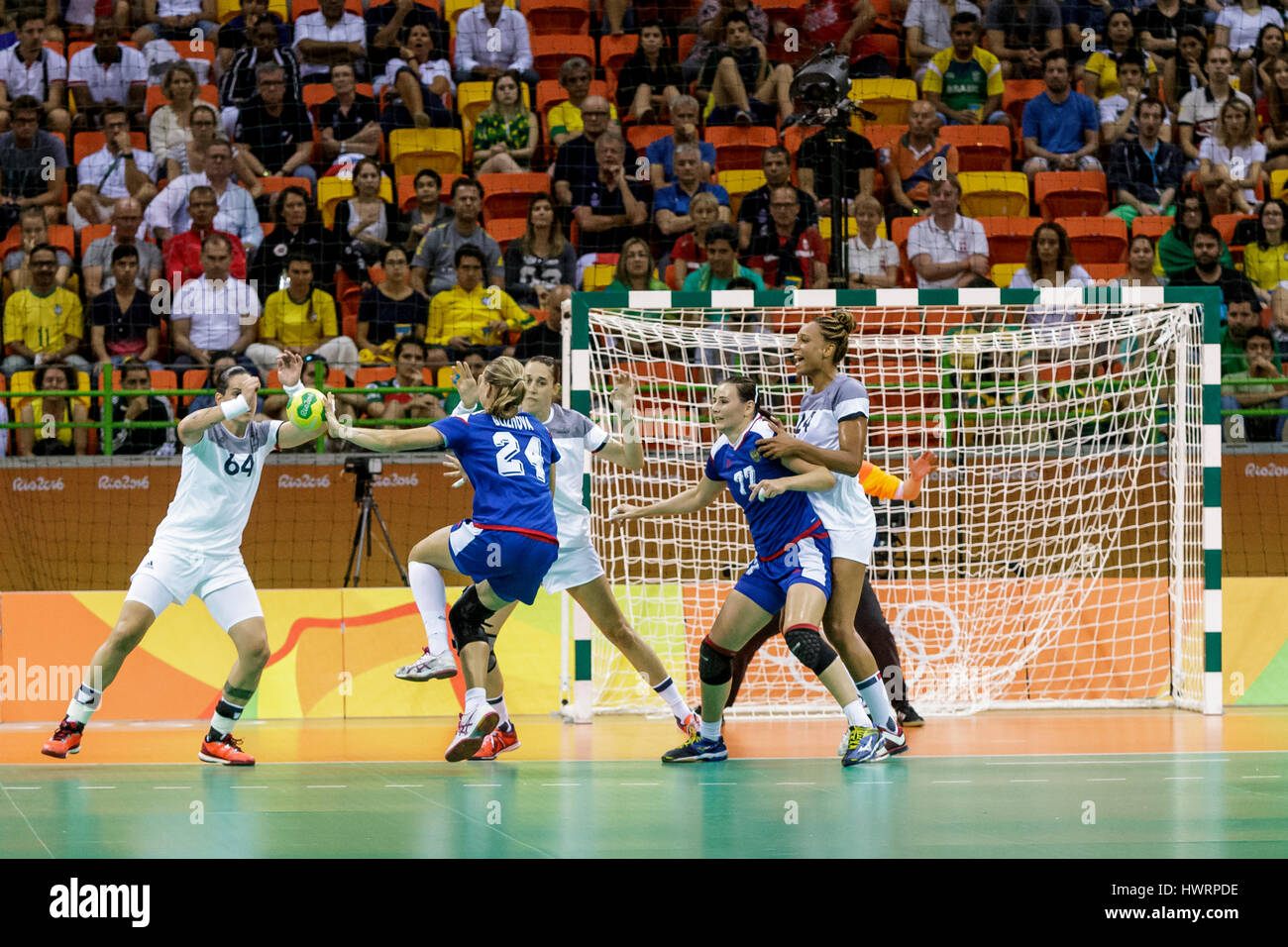 Rio de Janeiro, Brésil. 20 août 2016 Irina Bliznova (RUS) # 24 défendu par Alexandra Lacrabère (FRA) # 64 dans le handball féminin médaille d'Rus Banque D'Images