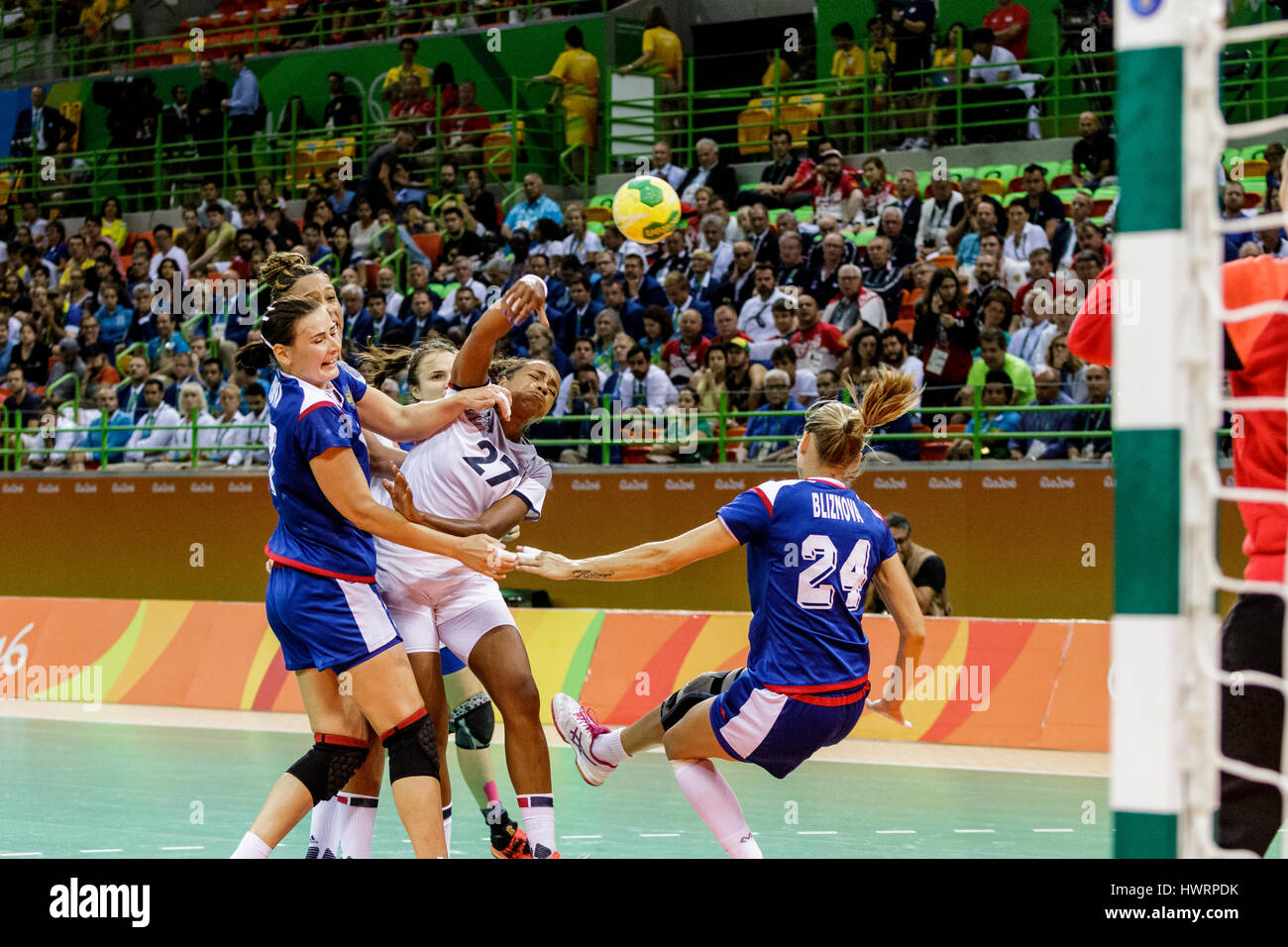 Rio de Janeiro, Brésil. 20 août 2016 Estelle Nze Minko (FRA) # 27 et Mayya Petrova (RUS) # 77 et Irina Bliznova (RUS) # 24 La concurrence dans les ha Banque D'Images