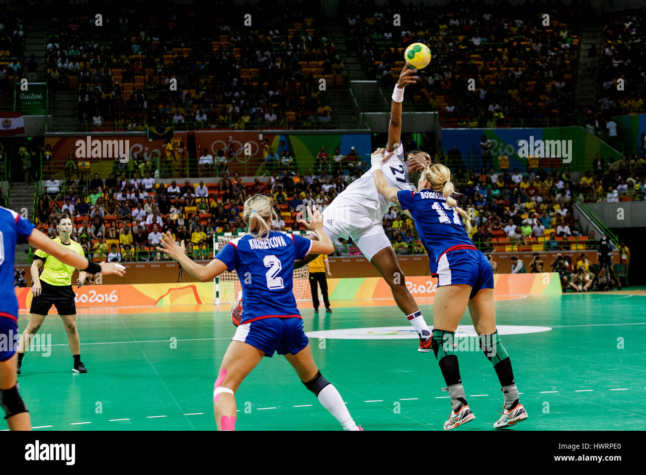 Rio de Janeiro, Brésil. 20 août 2016 Estelle Nze Minko (FRA) # 27 et Polina Kuznetsova (RUS) # 2 et Vladlena Bobrovnikova (RUS) # 17 La concurrence sur le Banque D'Images