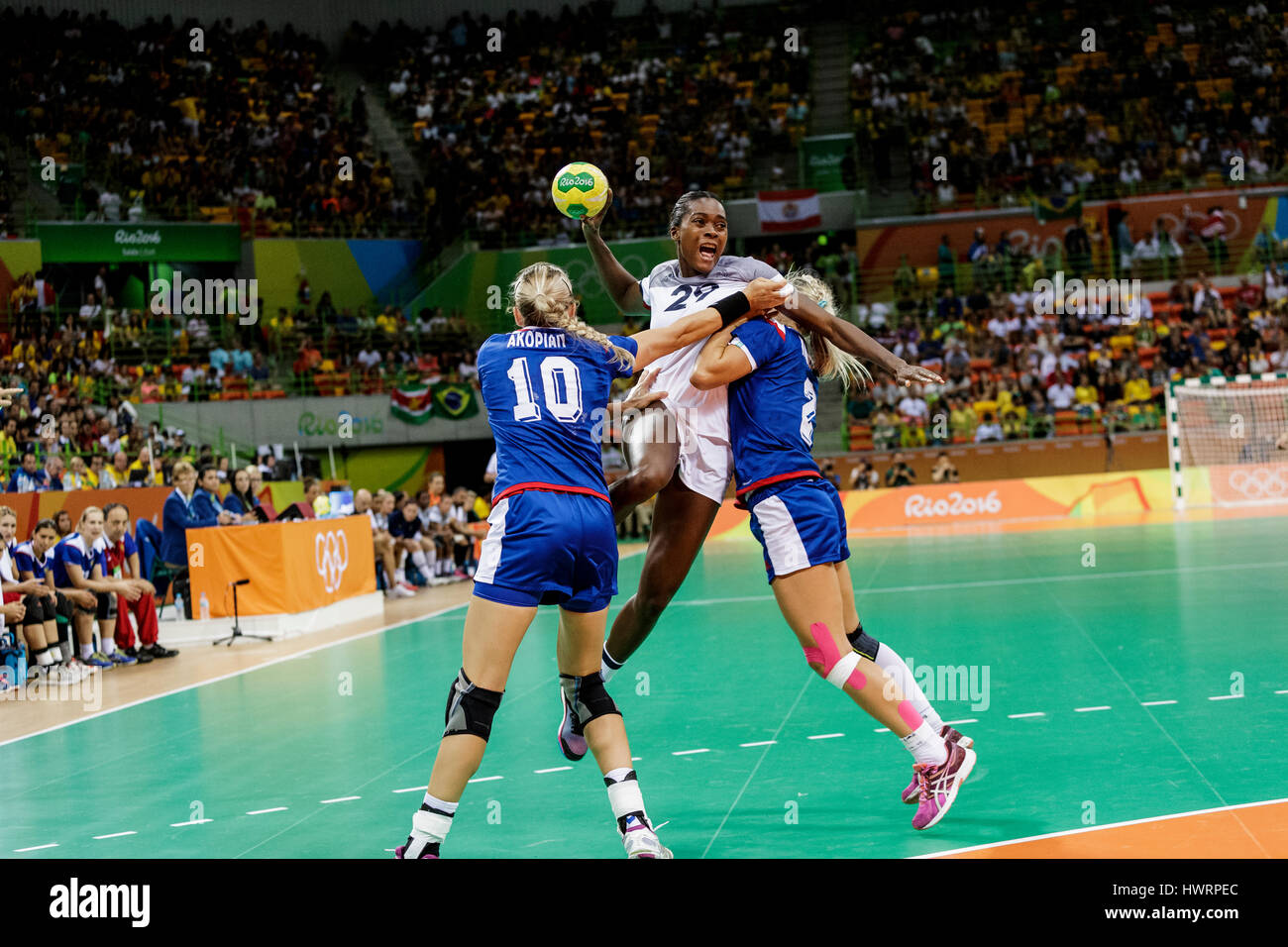 Rio de Janeiro, Brésil. 20 août 2016 Gnonsiane Niombla (FRA) # 29 défendu par Olga Akopian (RUS) # 10 et Polina Kuznetsova (RUS) # 2 chez les femmes de la ha Banque D'Images