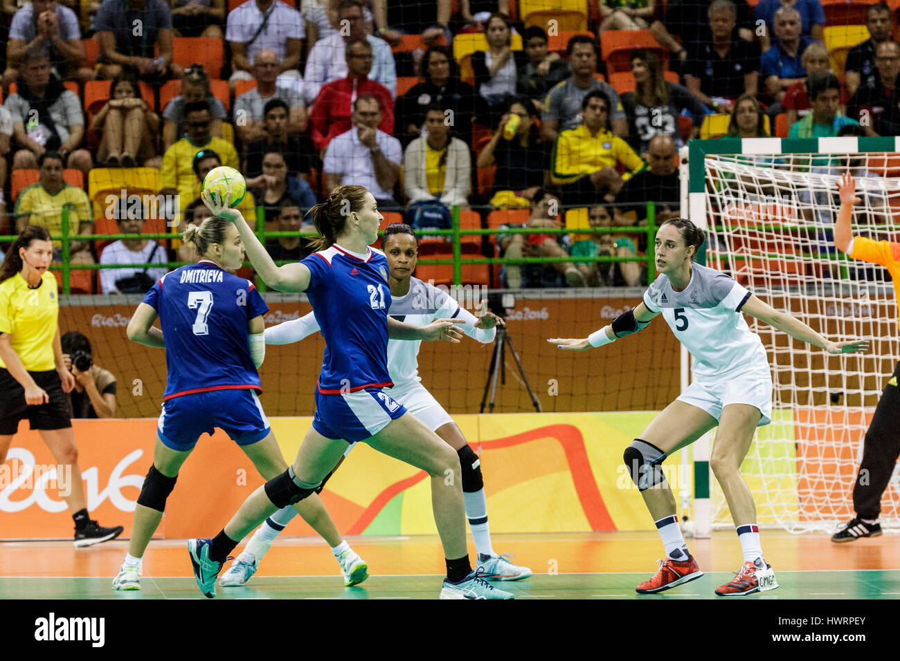 Rio de Janeiro, Brésil. 20 août 2016 Victoria Zhilinskayte (RUS) # 21 défendu par Camille Ayglon-Saurina (FRA) # 5 chez les femmes de la médaille d'or de handball Banque D'Images