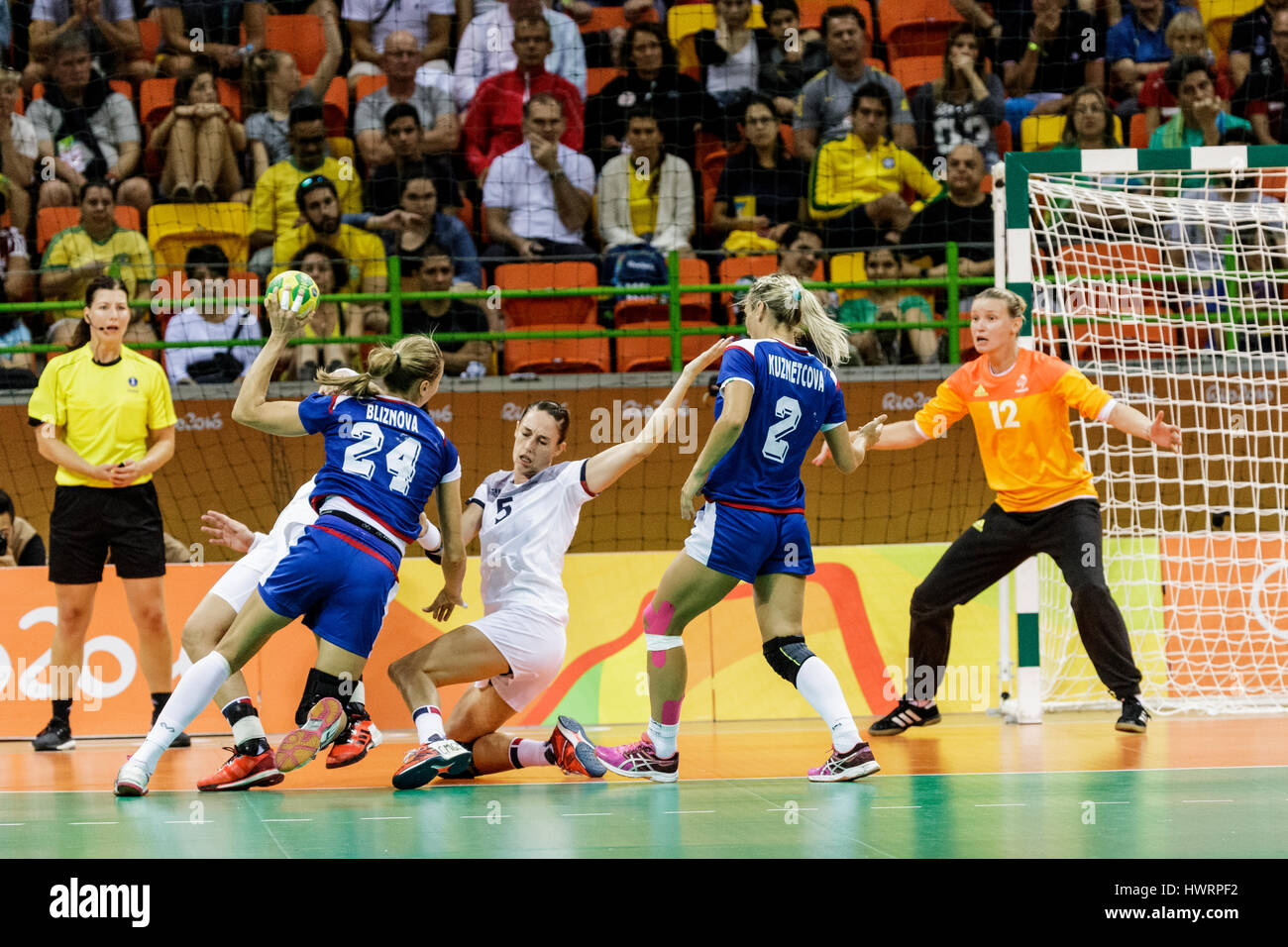Rio de Janeiro, Brésil. 20 août 2016 Irina Bliznova (RUS) # 24 défendu par Camille Ayglon-Saurina (FRA) # 5 dans le handball féminin médaille d R Banque D'Images
