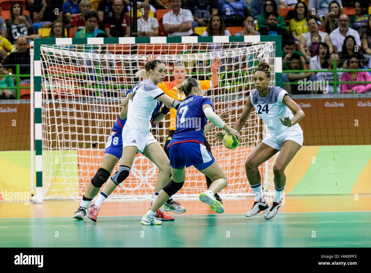 Rio de Janeiro, Brésil. 20 août 2016 Daria Dmitrieva (RUS) # 7 défendue par Camille Ayglon-Saurina (FRA) # 5 et Béatrice Edwige (FRA) # 24 dans la f Banque D'Images