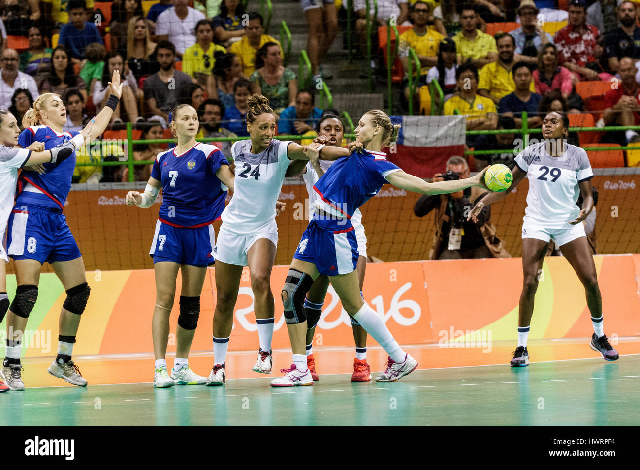 Rio de Janeiro, Brésil. 20 août 2016 Irina Bliznova (RUS) # 24 défendu par Béatrice Edwige (FRA) # 24 dans le handball féminin médaille d'or de la Russie Banque D'Images