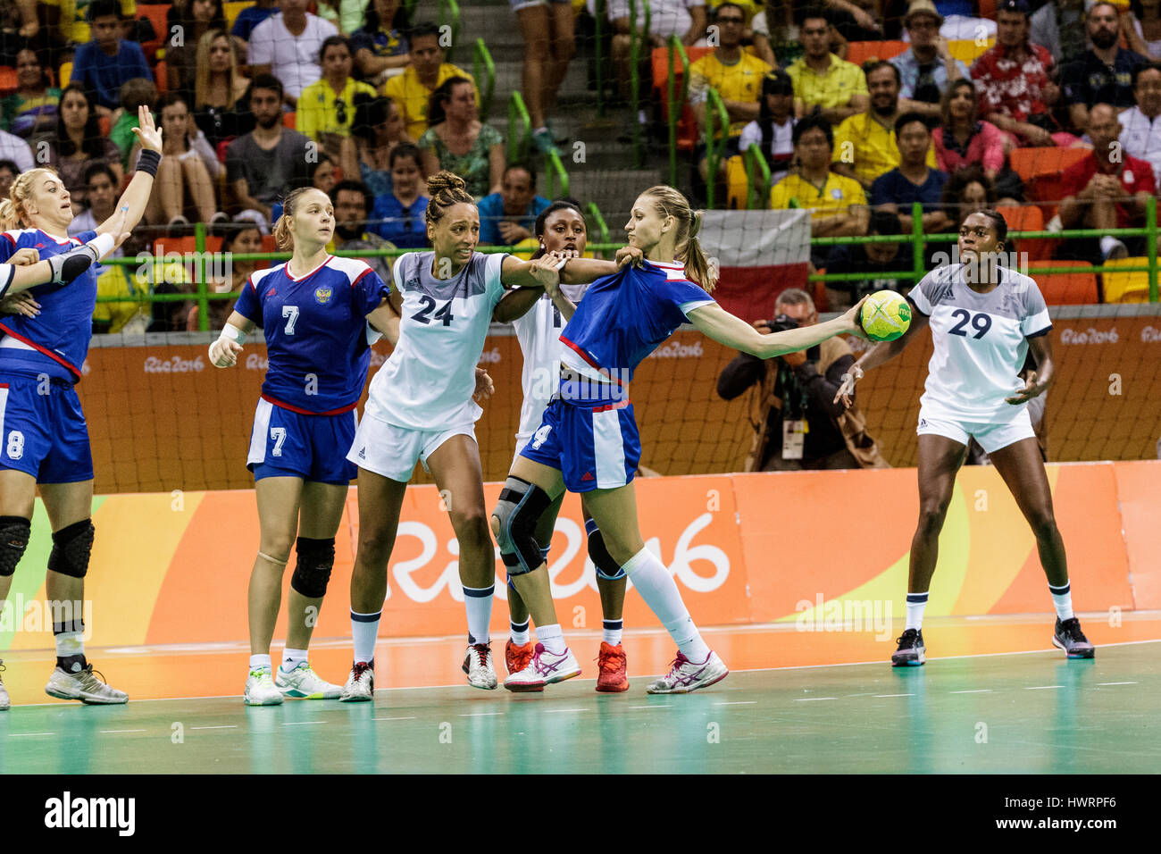 Rio de Janeiro, Brésil. 20 août 2016 Irina Bliznova (RUS) # 24 défendu par Béatrice Edwige (FRA) # 24 dans le handball féminin médaille d'or de la Russie Banque D'Images