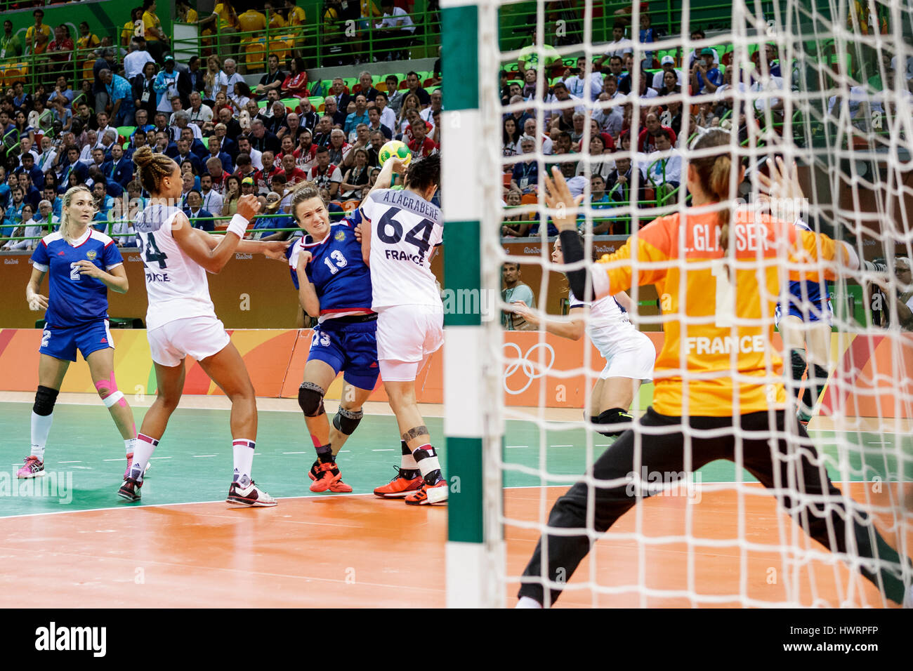 Rio de Janeiro, Brésil. 20 août 2016 Anna Vyakhireva (RUS) # 13 défendu par Béatrice Edwige (FRA) # 24 et Alexandra Lacrabère (FRA) # 64 dans les femmes Banque D'Images