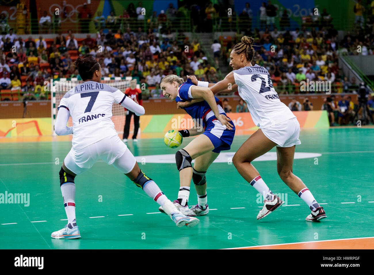 Rio de Janeiro, Brésil. 20 août 2016 Anna Sen (RUS) # 8 défendu par Allison Pineau (FRA) # 7 et Béatrice Edwige (FRA) # 24 dans le handball féminin g Banque D'Images