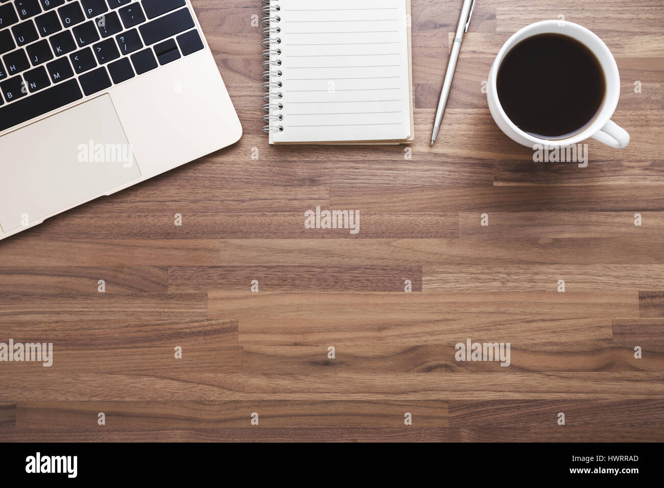 Bureau en bois bureau avec ordinateur portable et fond plat poser la tasse de café Banque D'Images