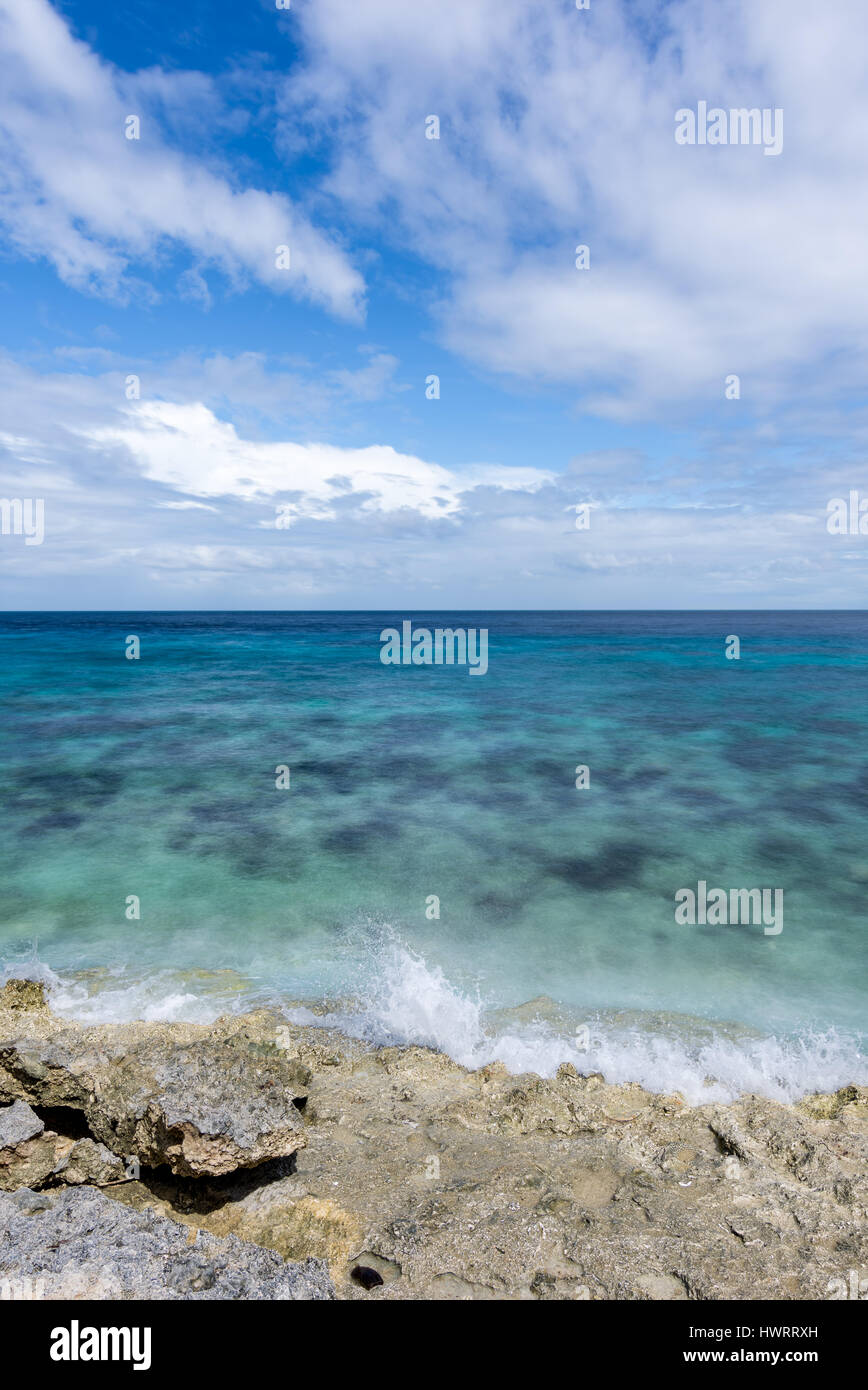 Voir à l'horizon à travers un secret Coral Beach et idilic mer turquoise clair comme un blocage dans l'onde. Banque D'Images