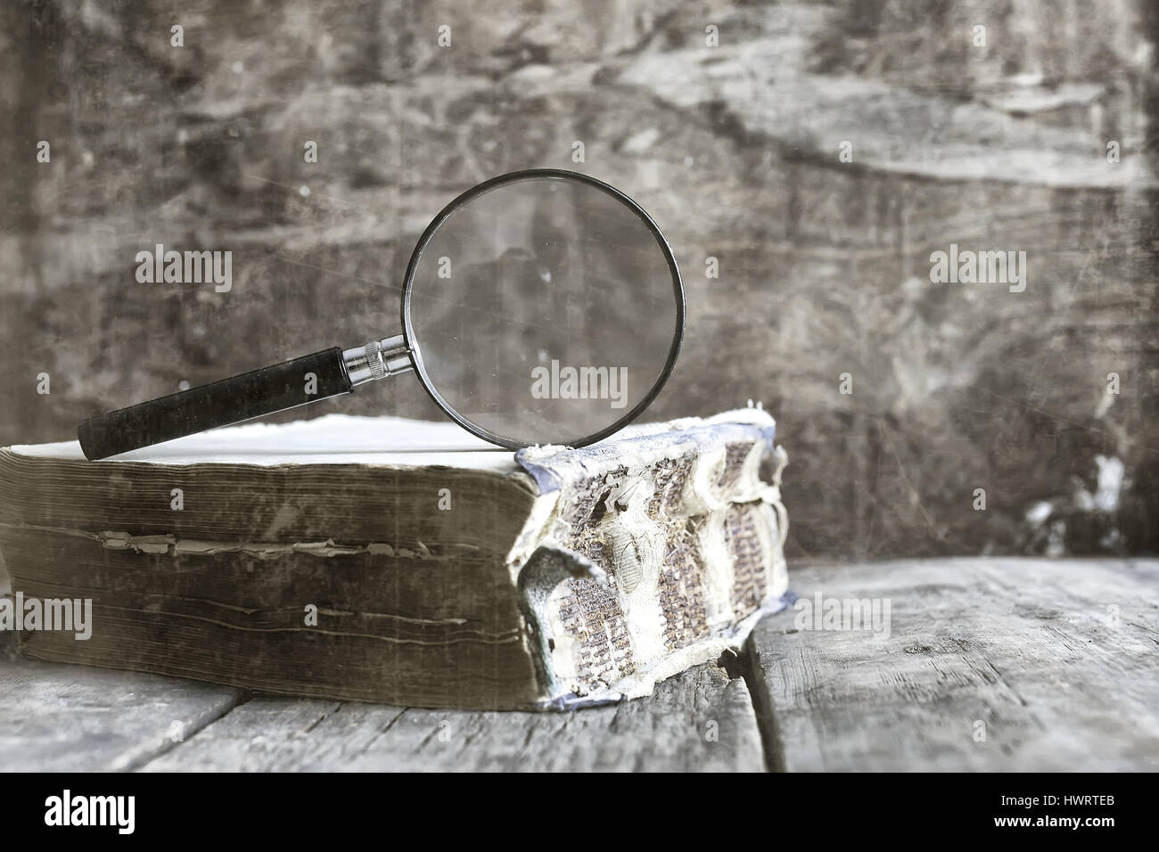 Vieux Raye Photo Effet Loupe Et Vieux Livre Photo Stock Alamy