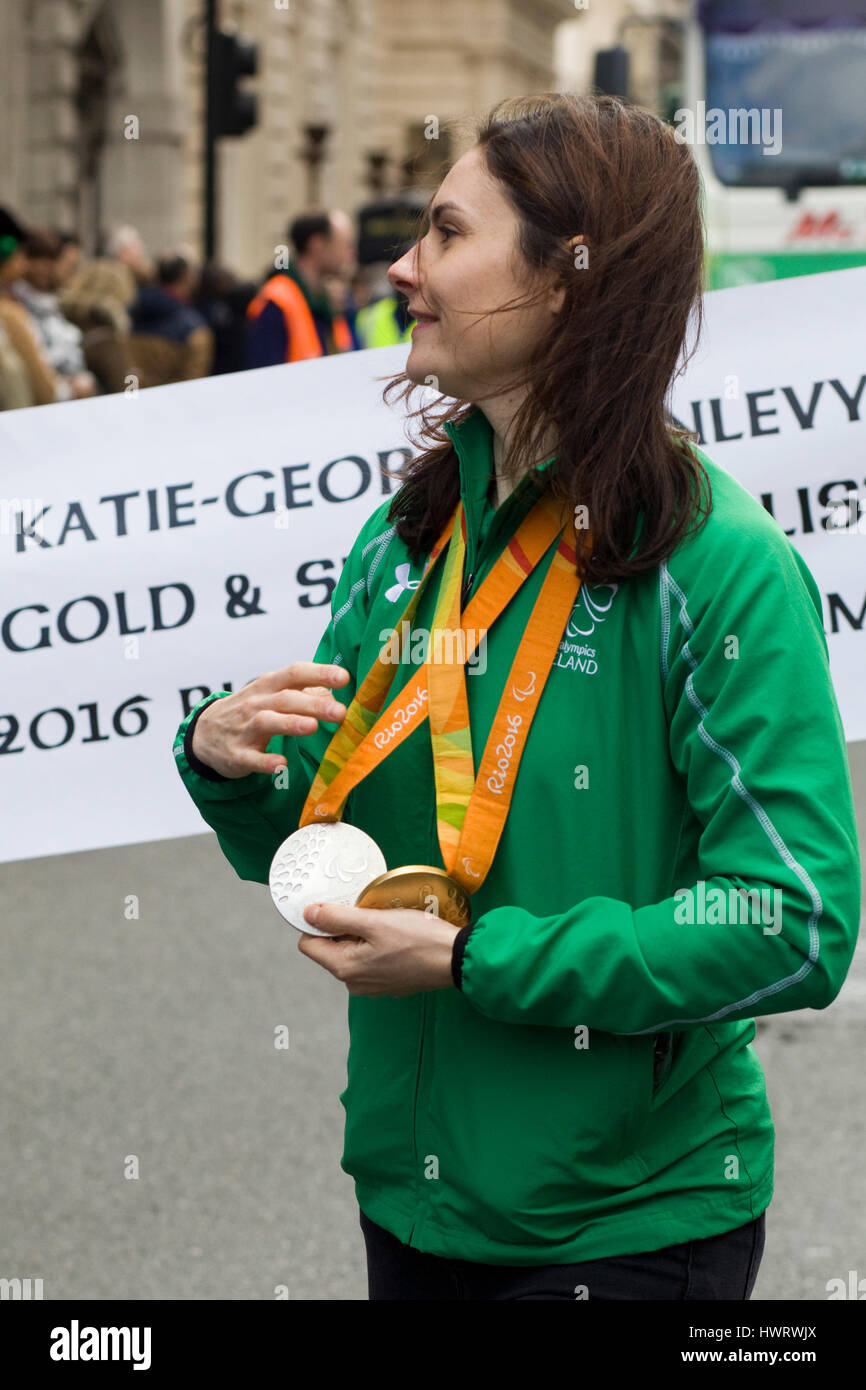 Kate George Dunlevy or et d'argent olympique pour les Jeux Paralympiques de Rio 2016 en prenant part à la St Patricks Day Parade à Londres Banque D'Images