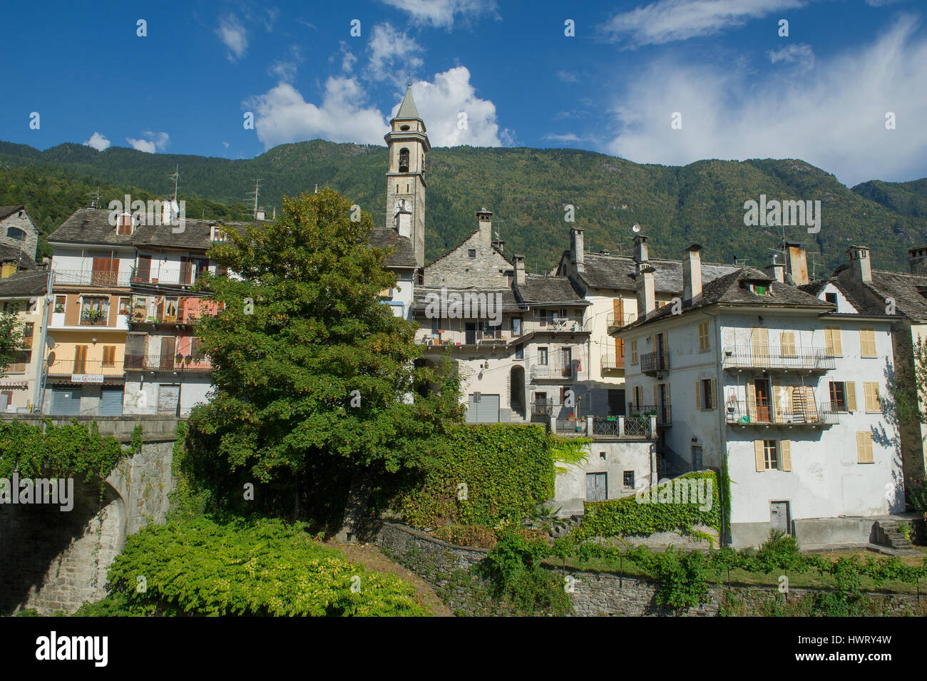 Avis d'une vieille ville de montagne italienne, Italie, Varzo Banque D'Images