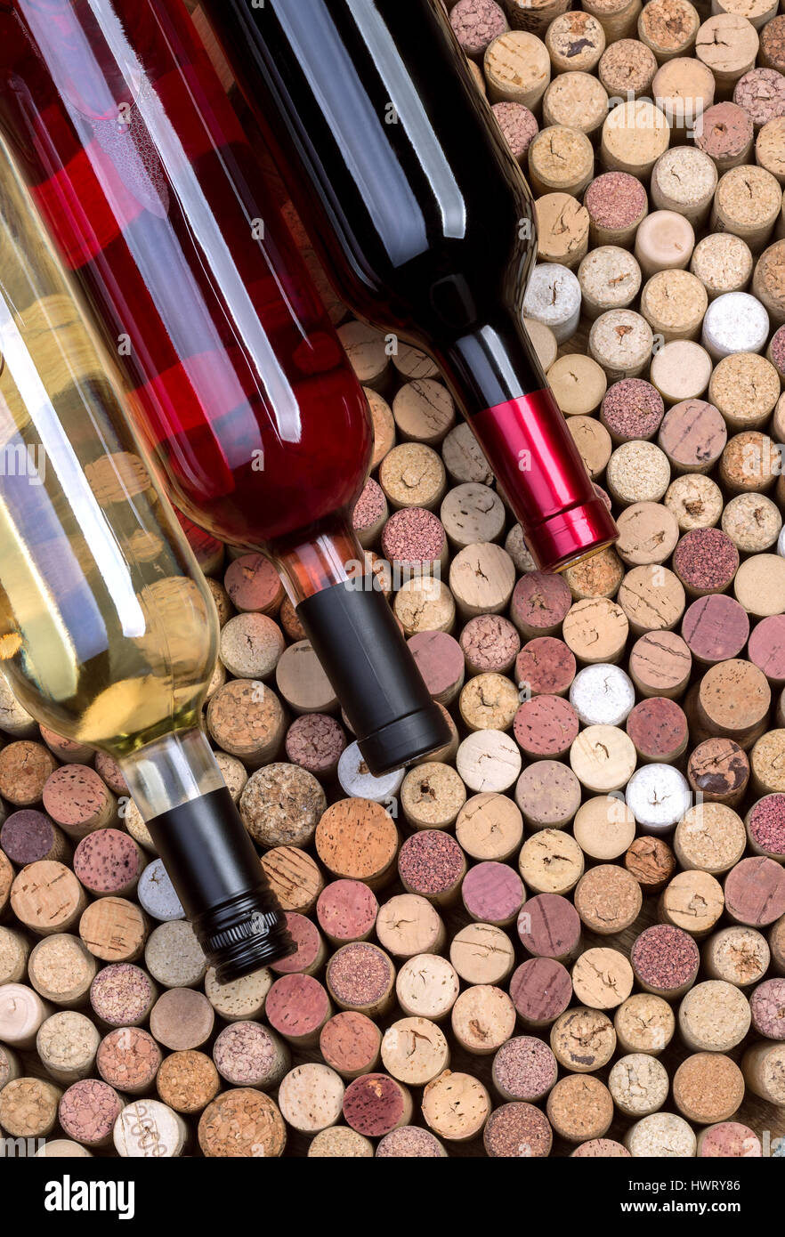 Les bouteilles de vin et bouchons contexte close up Banque D'Images