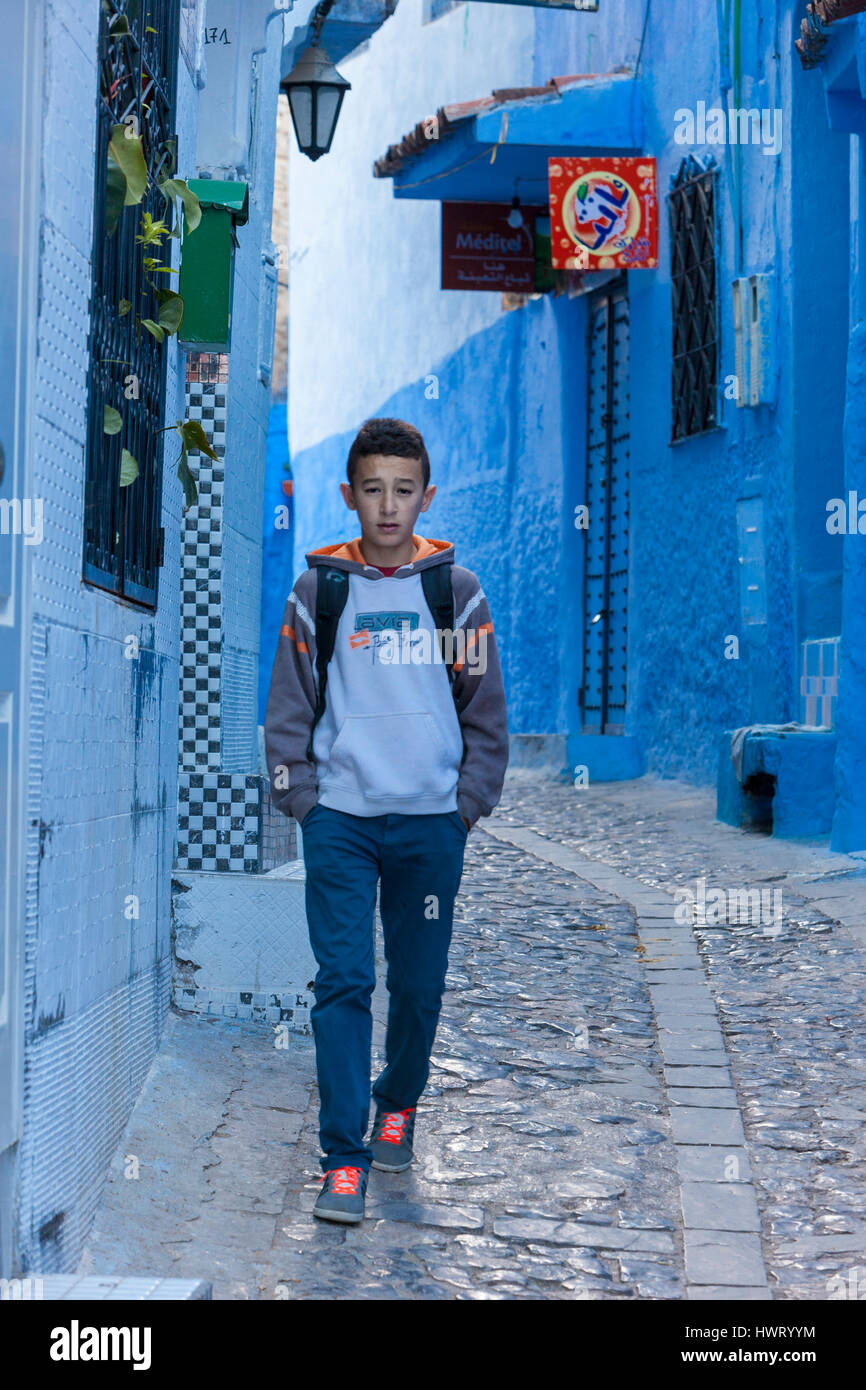Chefchaouen, Maroc. Teenage Boy Walking dans la rue. Banque D'Images