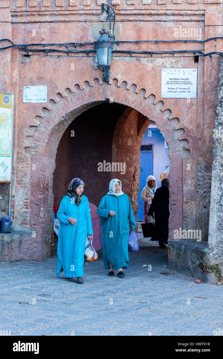 Chefchaouen, Maroc. Deux femmes d'âge moyen de quitter la médina. Banque D'Images