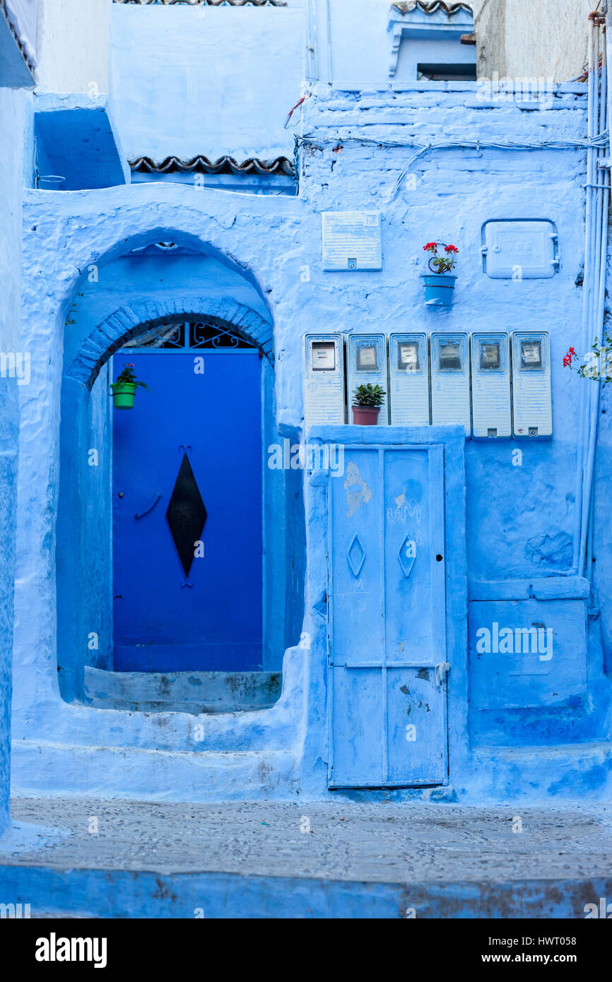 Chefchaouen, Maroc. Porte pour une maison de quartier ; des compteurs électriques sur la droite. Banque D'Images