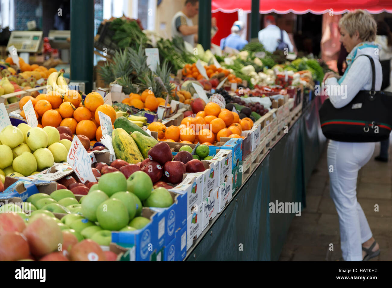Shopper à stand de fruits, marché des producteurs, Venise, Italie Banque D'Images