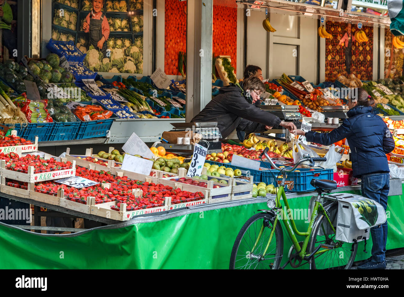 Femme avec l'achat de vélos, marché des producteurs de fruits, Bruges, Belgique Banque D'Images