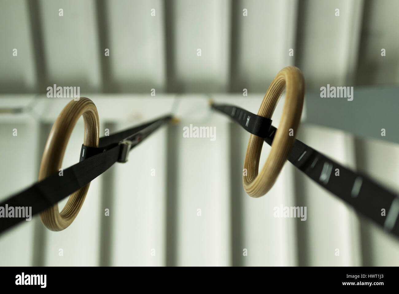 Directement au-dessous des anneaux de gymnastique shot pendaison au plafond Banque D'Images
