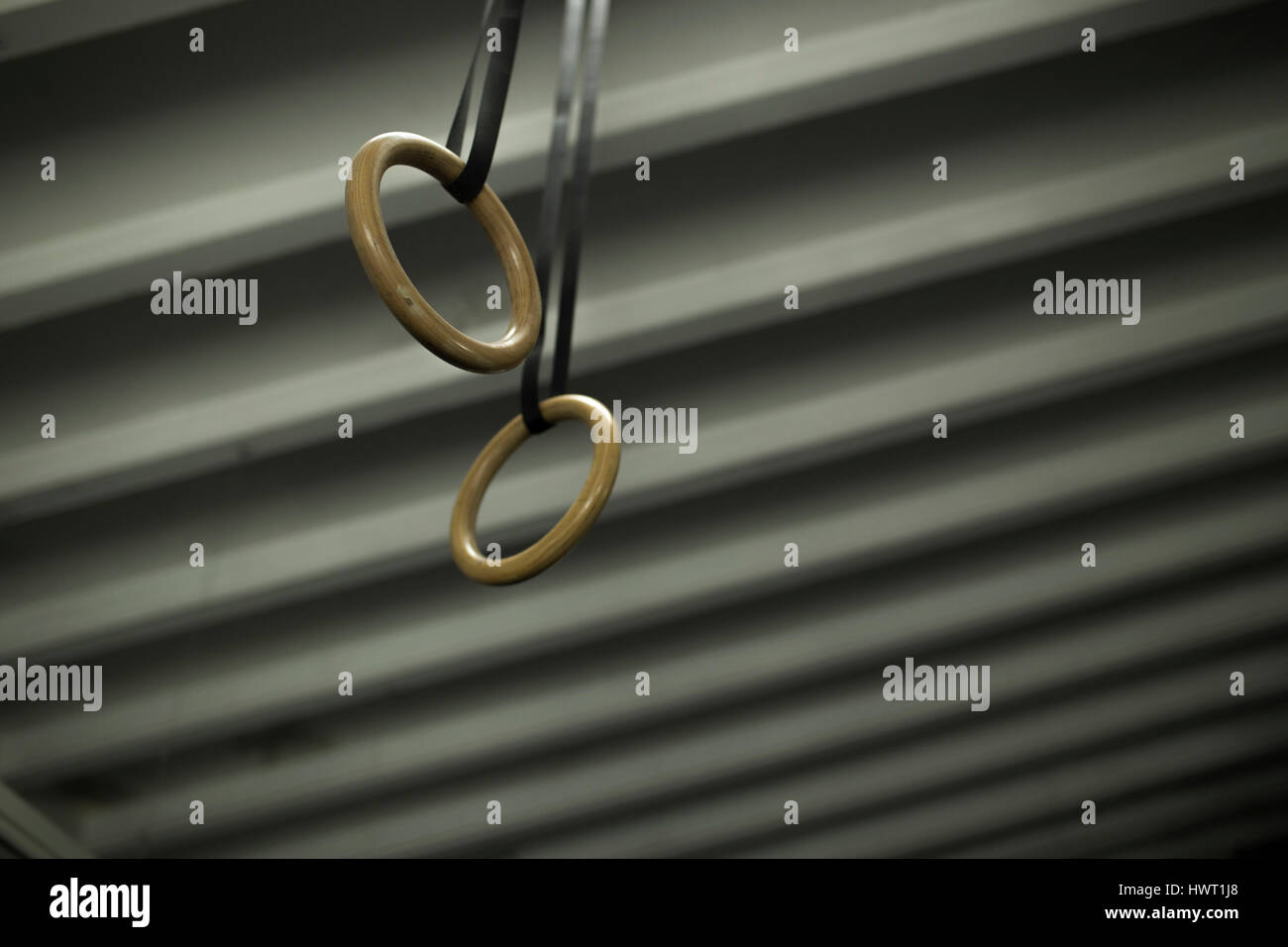 Low angle view of gymnastic rings accroché au plafond Banque D'Images
