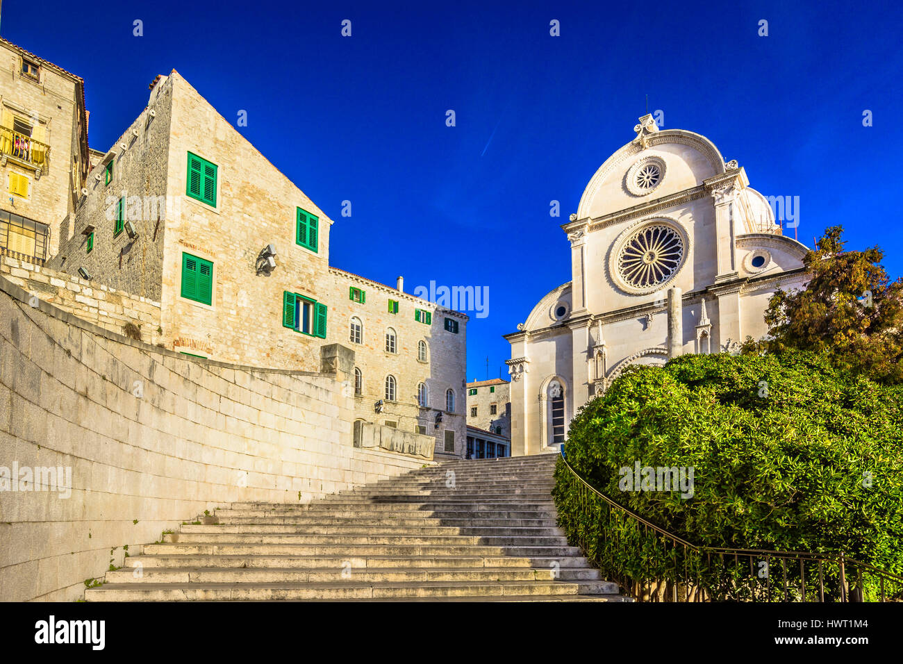 Voir au centre-ville et de la cathédrale façade dans la ville de Sibenik, Croatie. Banque D'Images