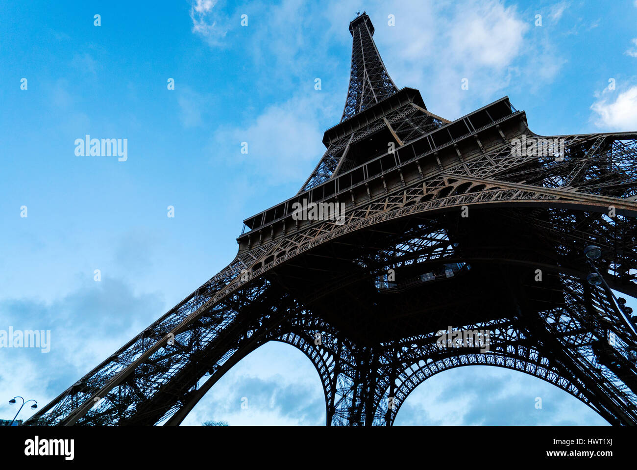 Low angle view Tour Eiffel contre le ciel bleu Banque D'Images