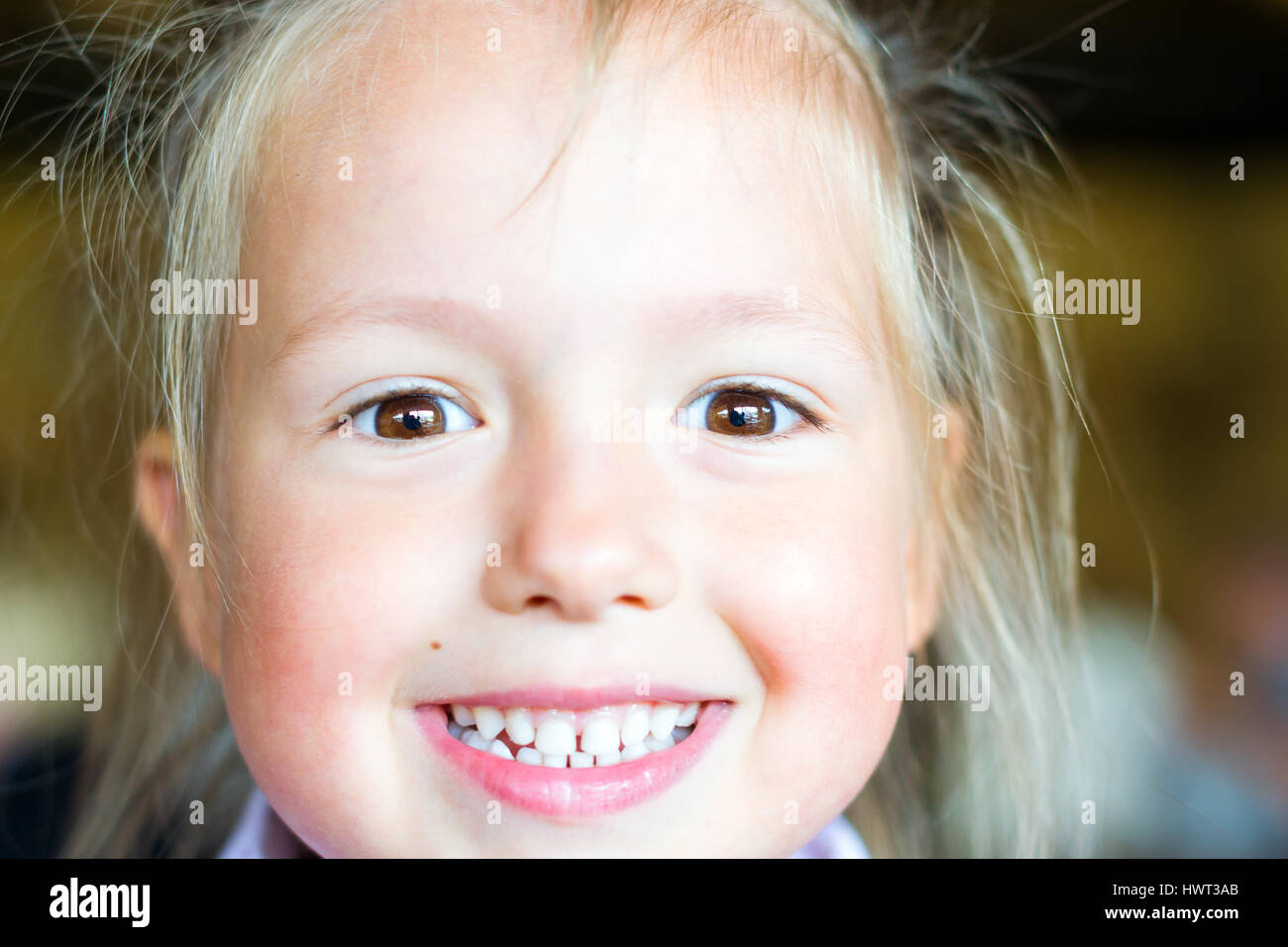 Bebe Sourit Montrant Des Dents Blanches Cute Little Girl Rire Ouvrant Sa Bouche Avec Peu De Dents Le Regard Des Enfants Joyeux Gros Plan Selective Focus Flou Photo Stock Alamy
