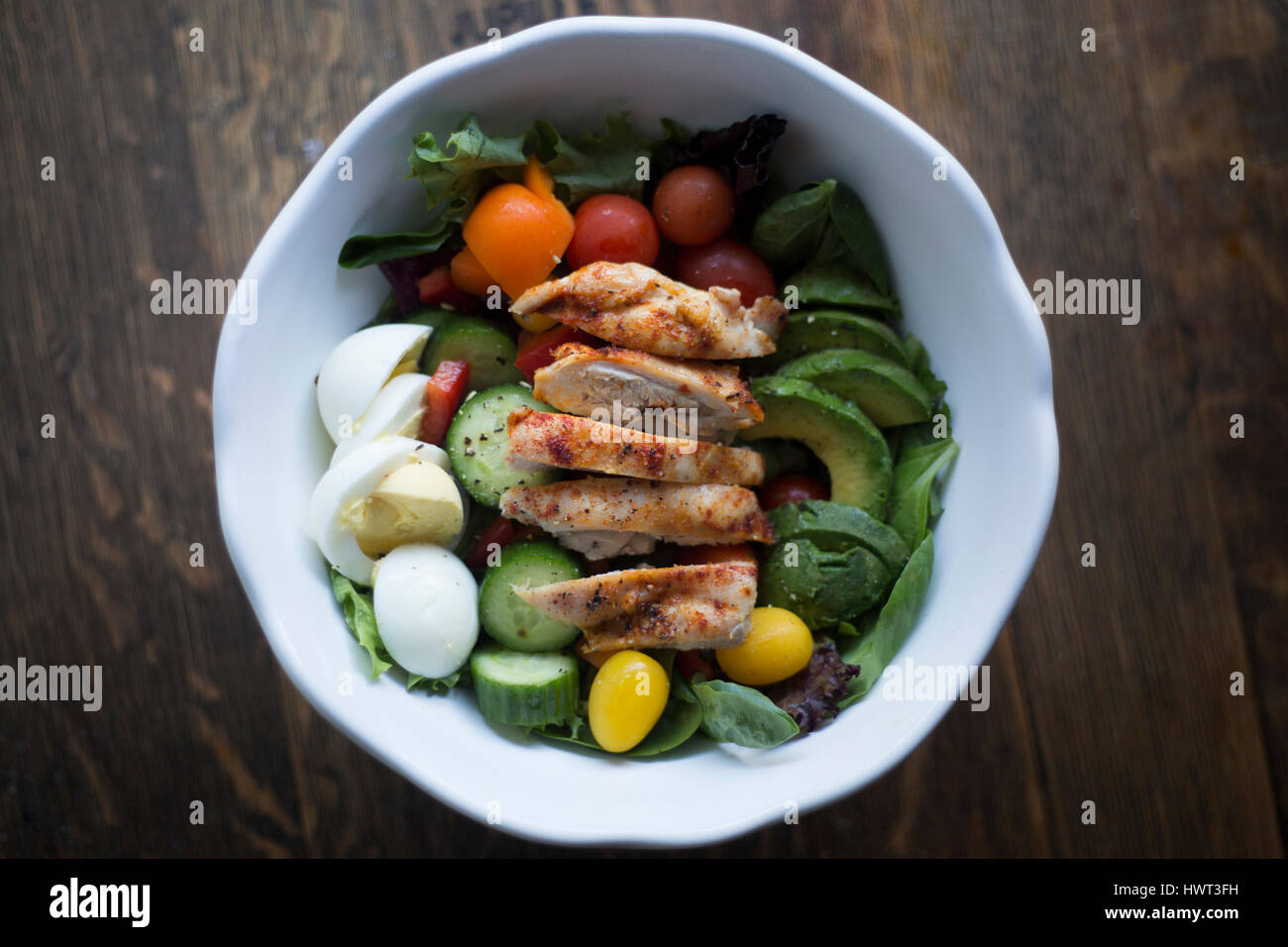 Vue aérienne de salade servie dans un bol sur la table en bois Banque D'Images