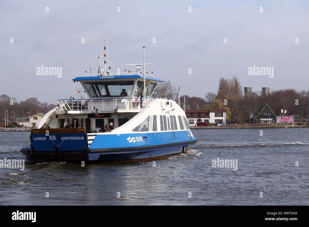 Traversée en ferry pour les piétons et les cyclistes à rivière IJ à Amsterdam, Pays-Bas Banque D'Images