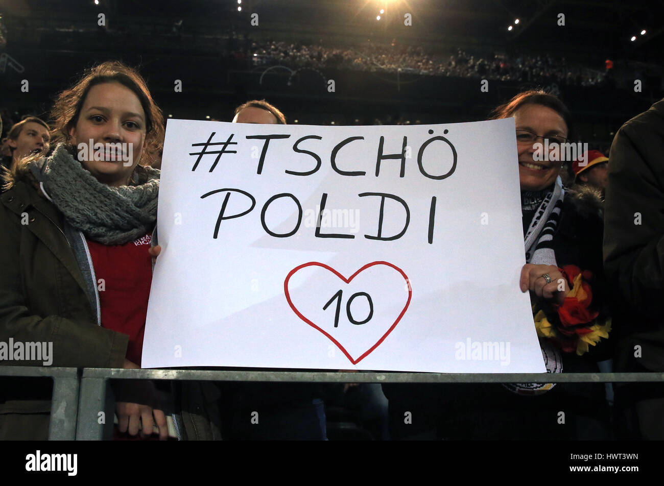 Allemagne fans tenir des banderoles à l'appui de Lukas Podolski avant le match amical au Signal Iduna Park, Dortmund. Banque D'Images