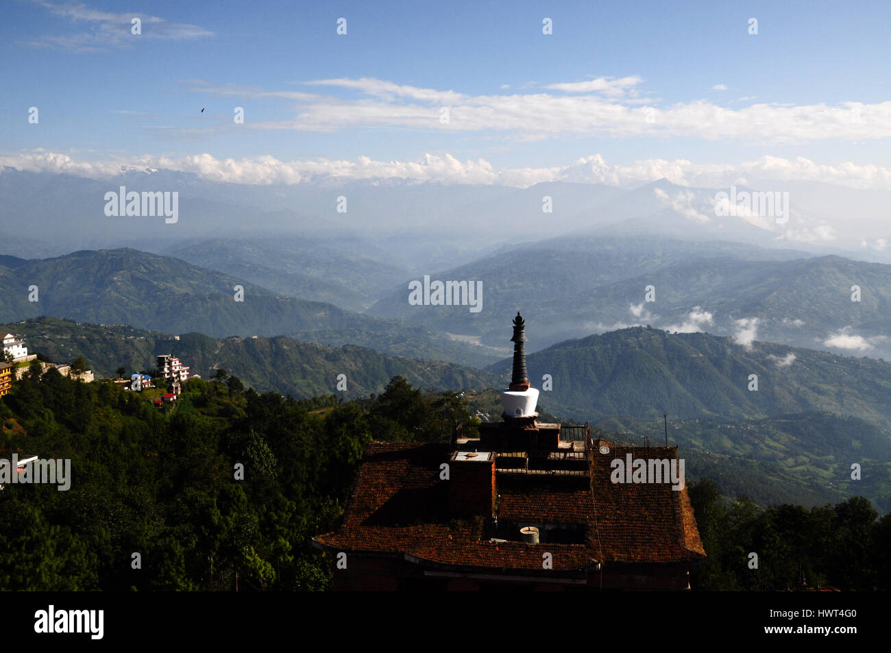 Vue sur le toit de l'Himalaya népalais et hôtel avec stupa (mortier) - matin à Nagarkot Banque D'Images