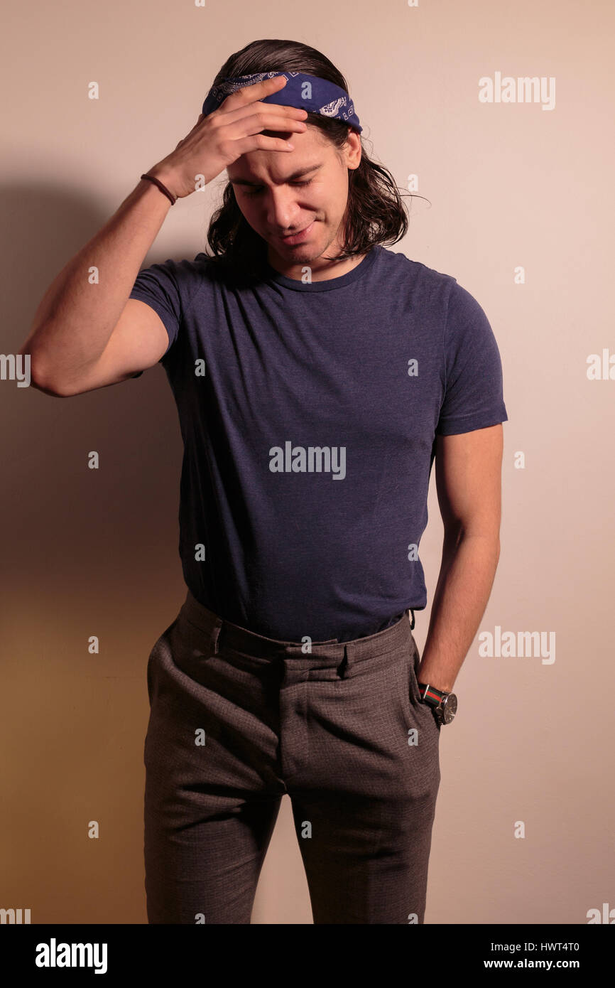 Jeune homme rocker dans bandana avec les cheveux longs Photo Stock - Alamy