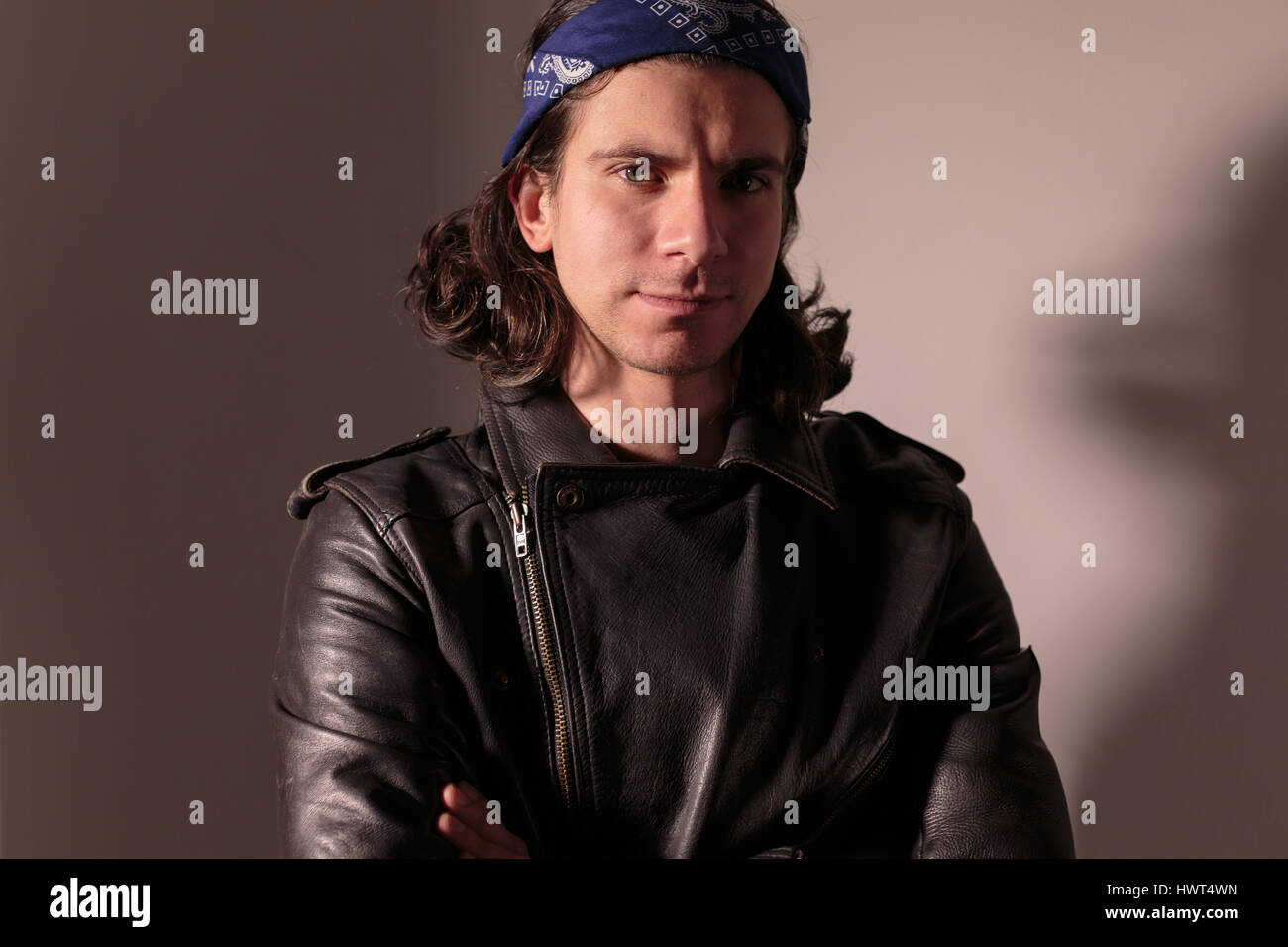 Jeune homme rocker dans bandana avec les cheveux longs Photo Stock - Alamy