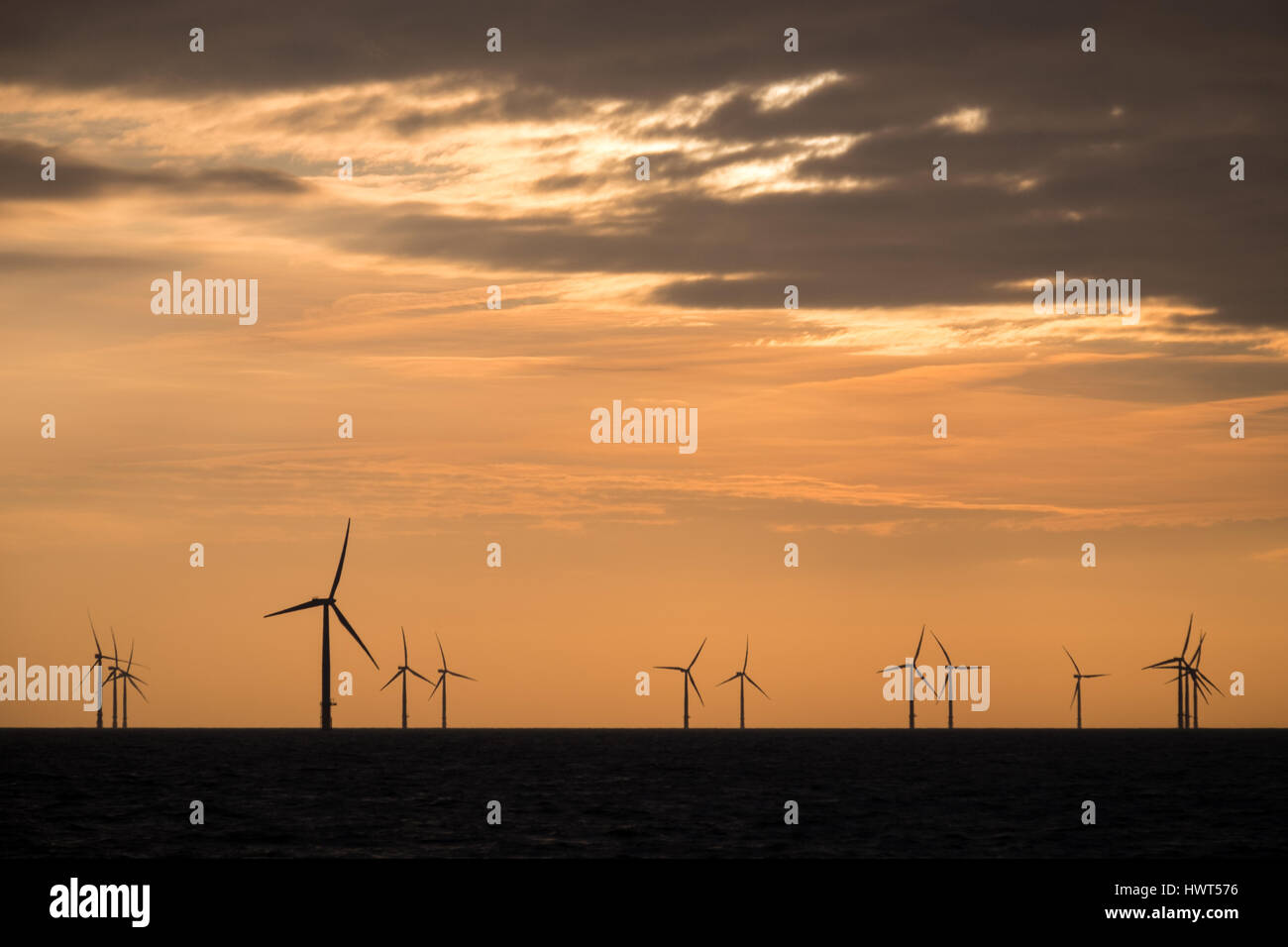 Turbines de la Lincs parc éolien offshore au large de la côte du Lincolnshire, Royaume-Uni Banque D'Images