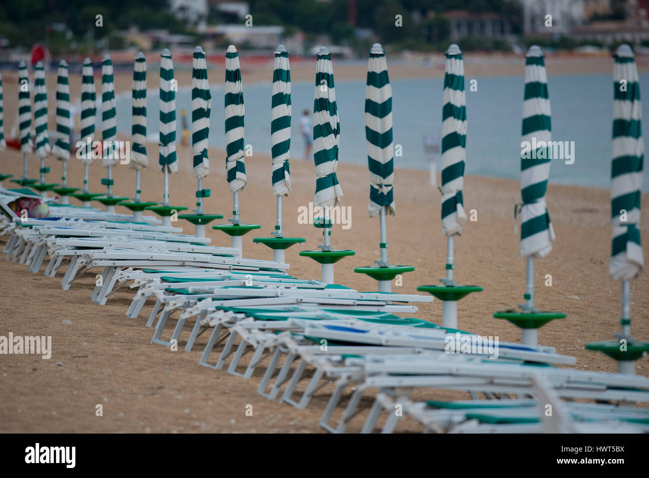 Ligne de parasols de plage dans une station balnéaire de Marcelli di Numana à Marche Banque D'Images