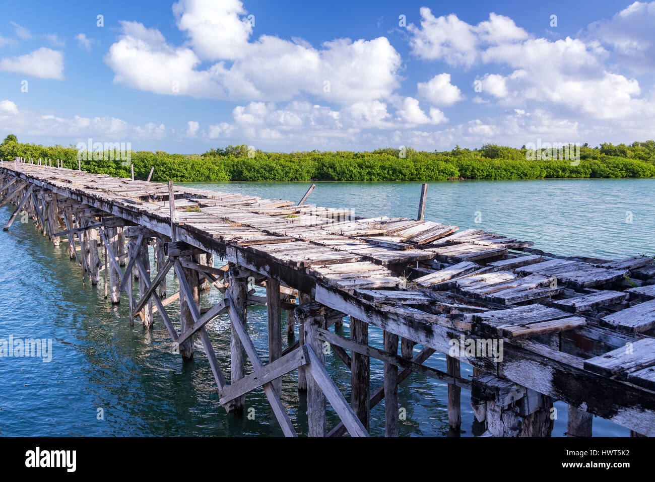 Abandonnés dans le pont endommagé Sian Kaan près de la Réserve de biosphère de Tulum, Mexique Banque D'Images