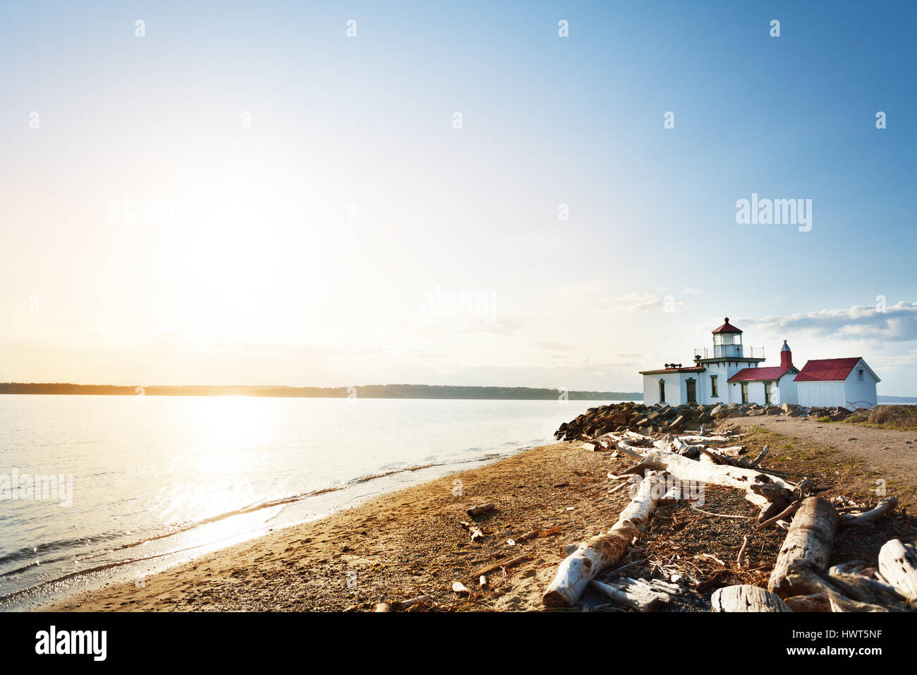 Baie de Puget Sound avec le phare de West Point, WA Banque D'Images