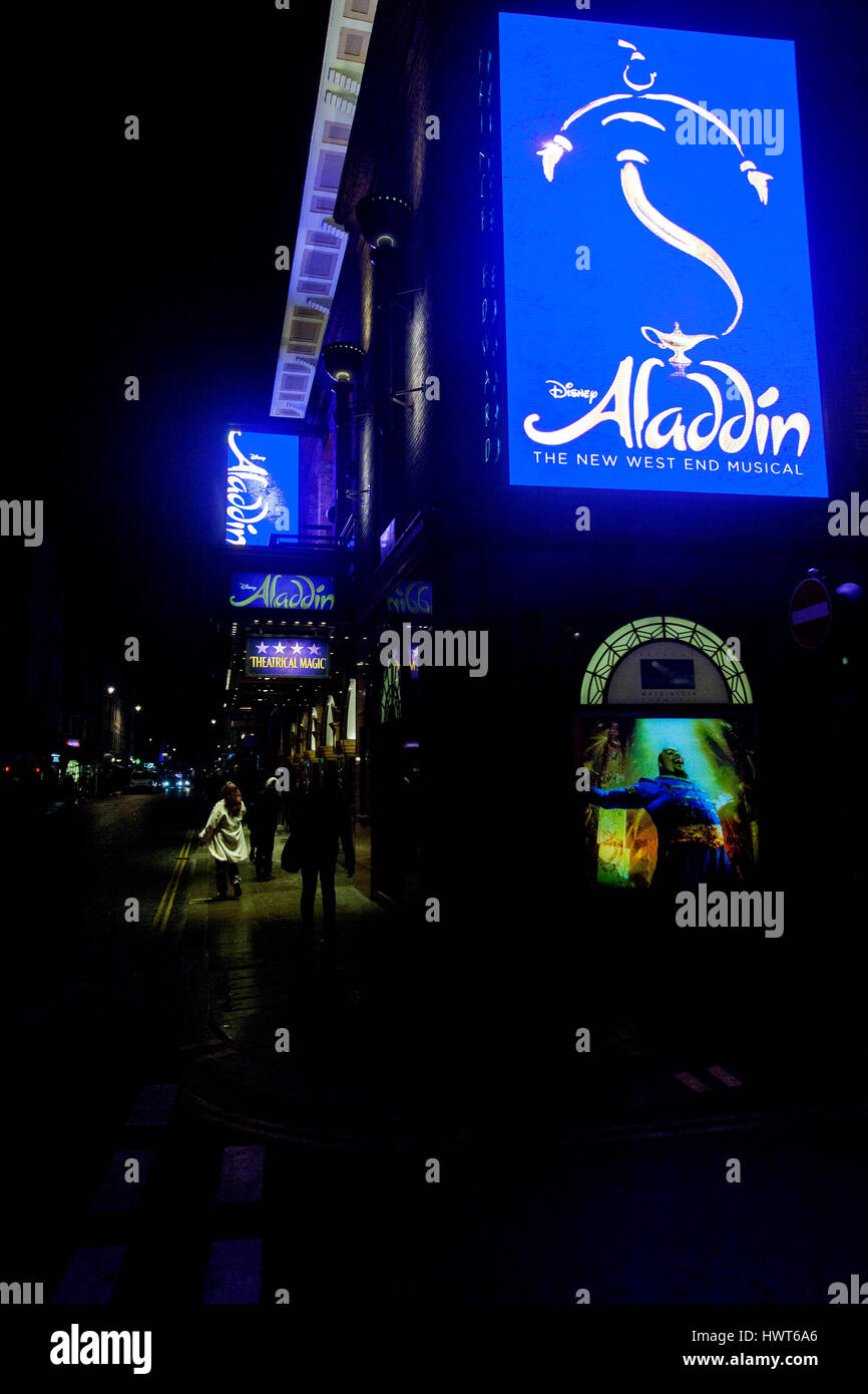 Vue de la nuit de Prince Edward Theatre dans Old Compton Street, Soho, London UK. lecture d'Aladdin, un Musical Disney Banque D'Images