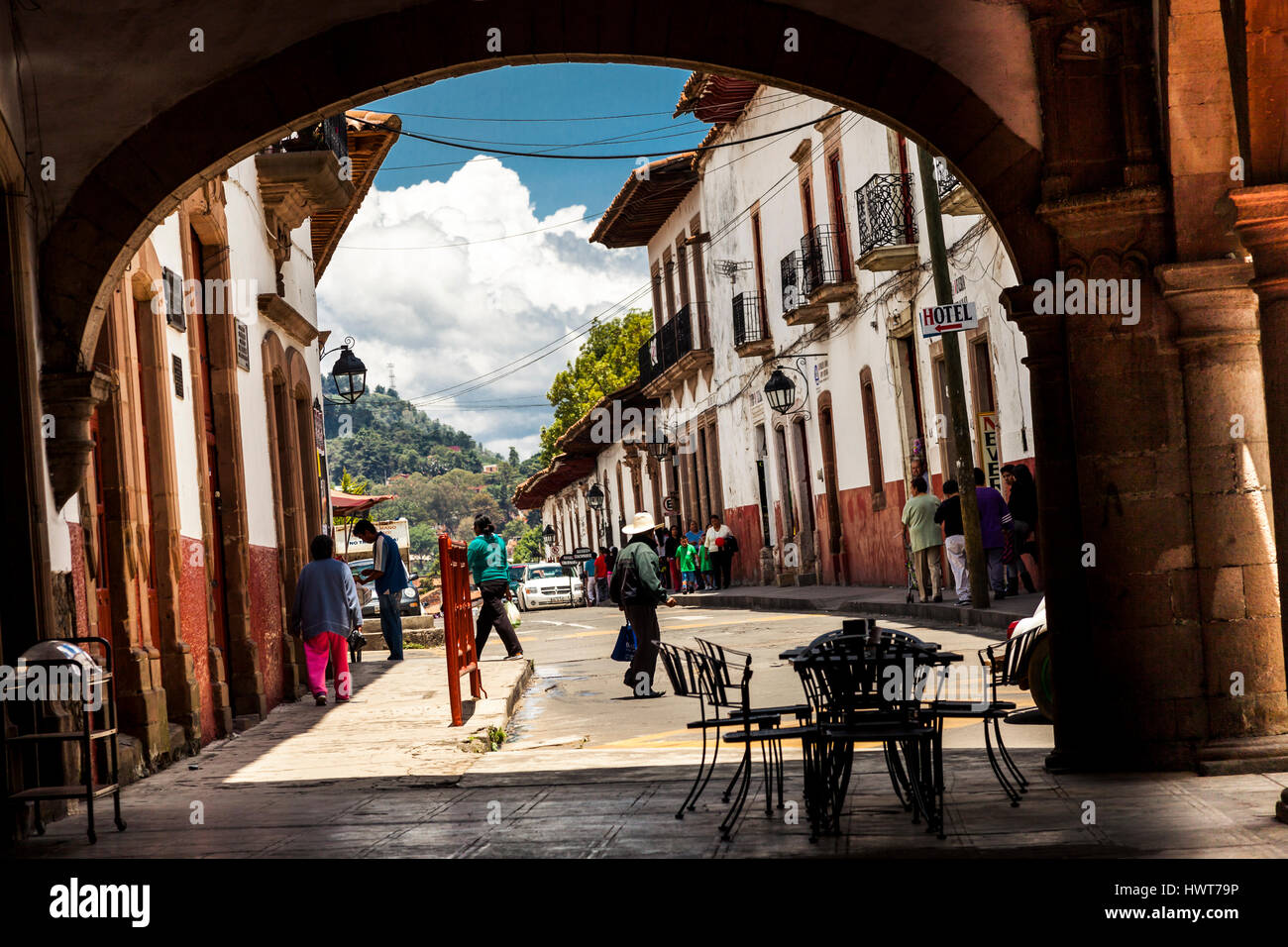Mexique Pátzcuaro ville historique pittoresque vue par archway Banque D'Images