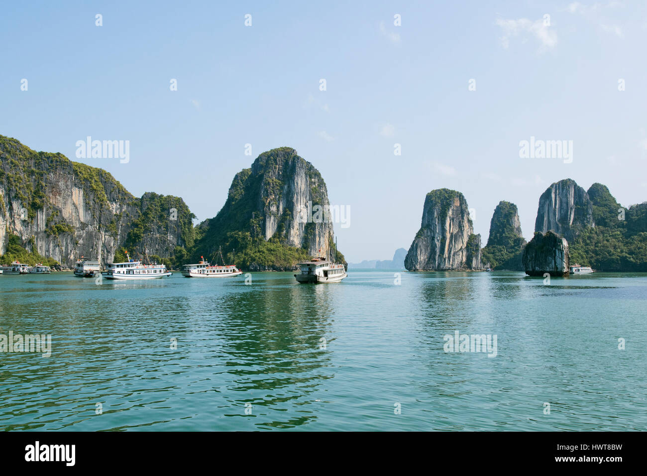 Bateaux de touristes dans la baie d'Halong, Halong, golfe du Tonkin, Vietnam Banque D'Images