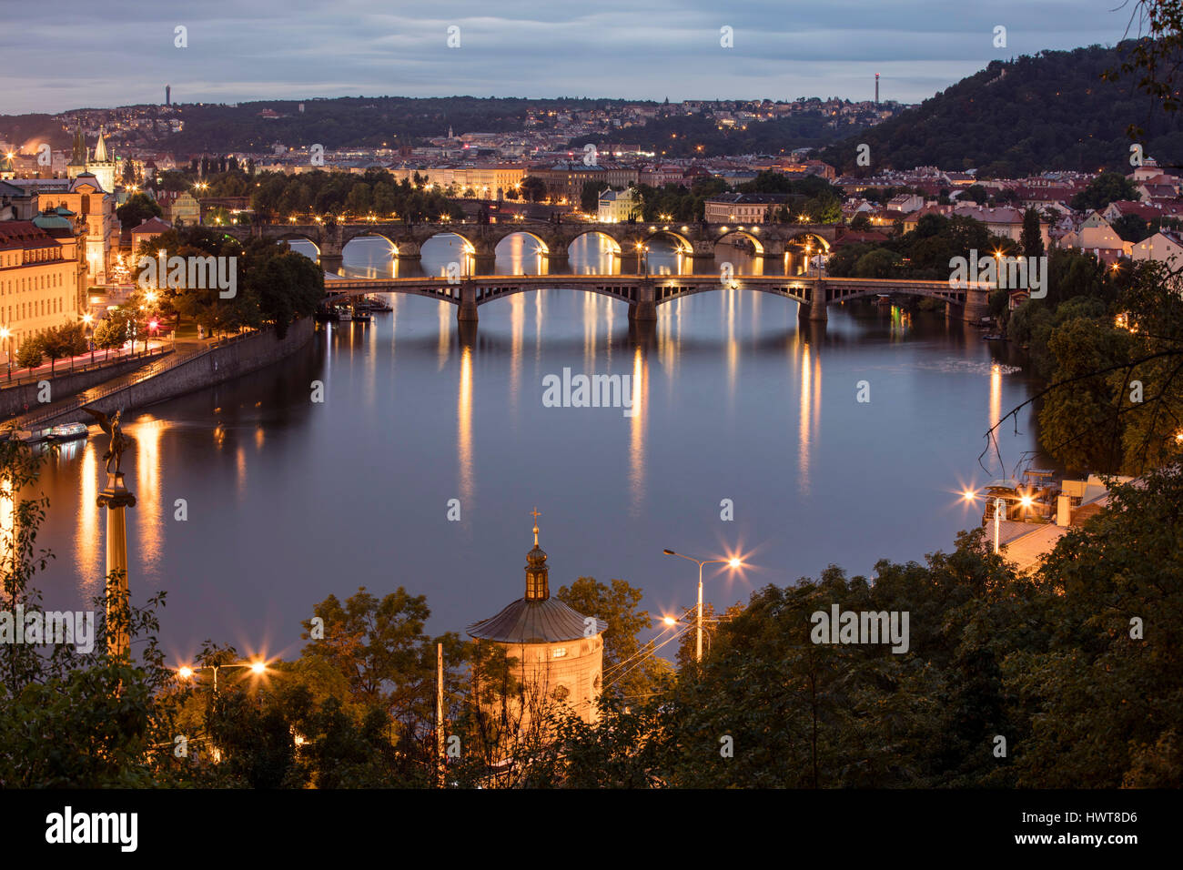 Vue depuis le parc Letenské sady sur la Moldova et les ponts, Prague, République Tchèque Banque D'Images