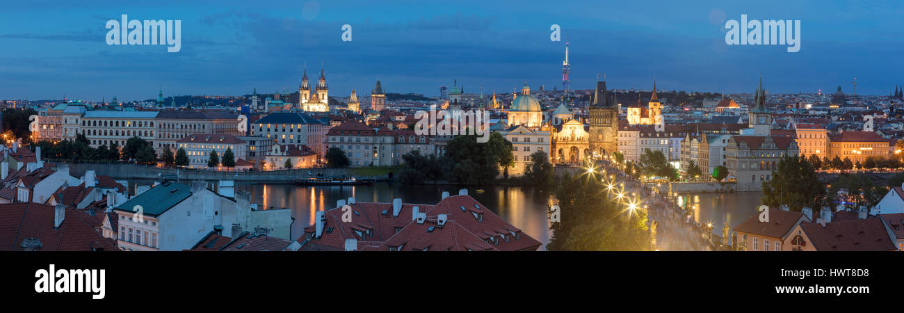 Vue panoramique sur le centre historique de Moldau, château et le Pont Charles, Prague, République Tchèque Banque D'Images