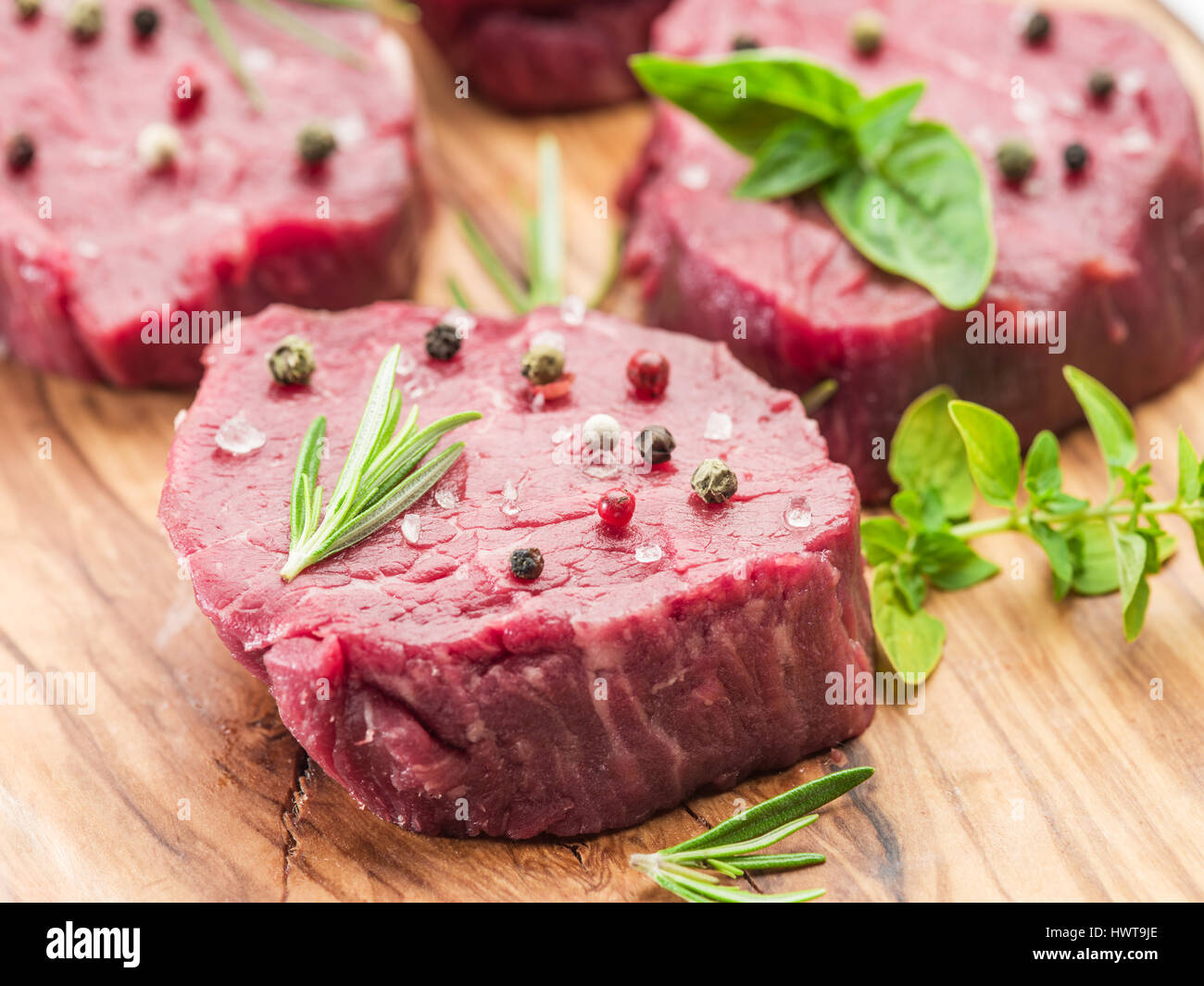 Morceaux de filet de boeuf sur la planche à découper en bois. Banque D'Images