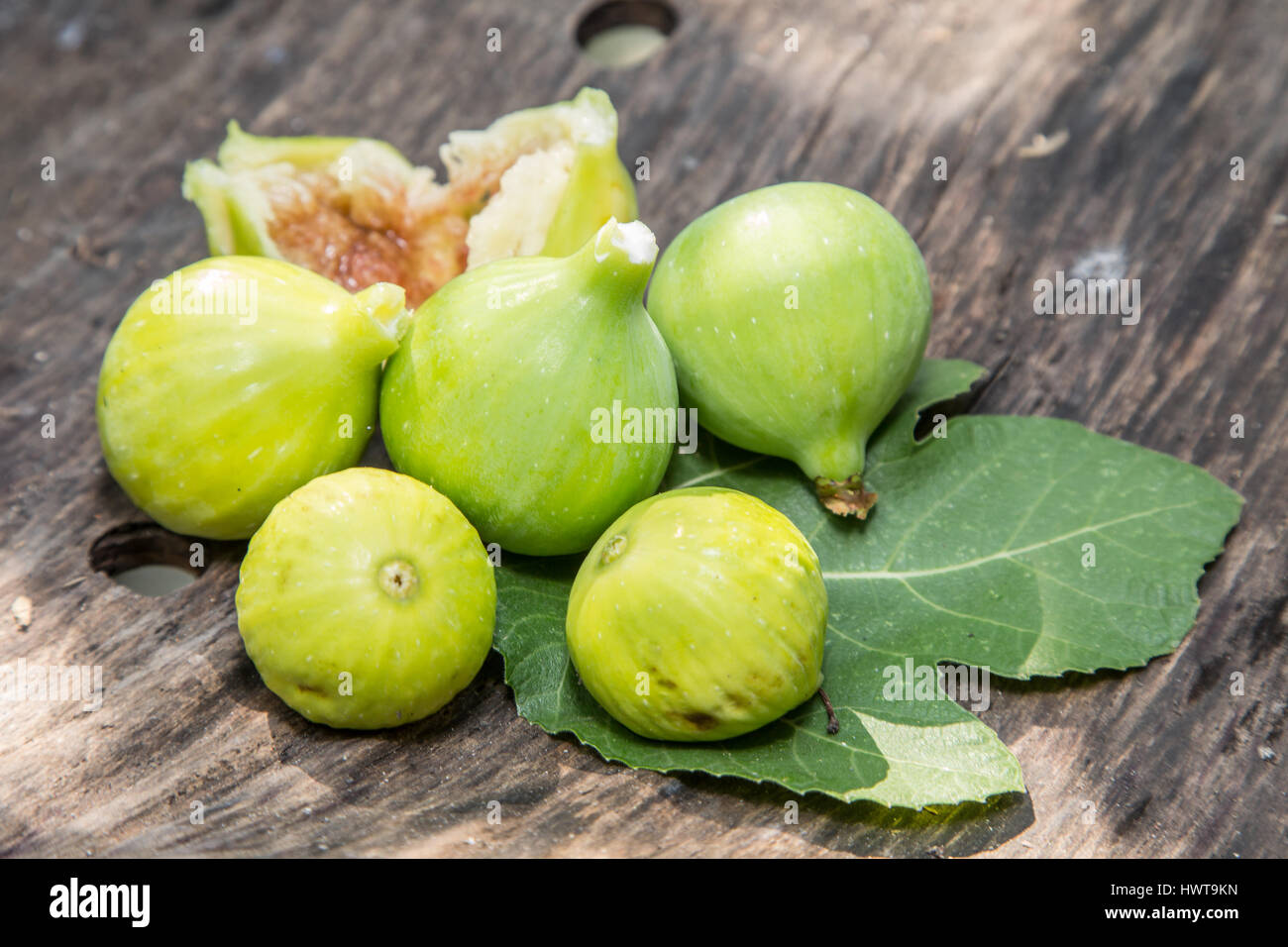 Fruits mûrs figure sur la table en bois. Banque D'Images