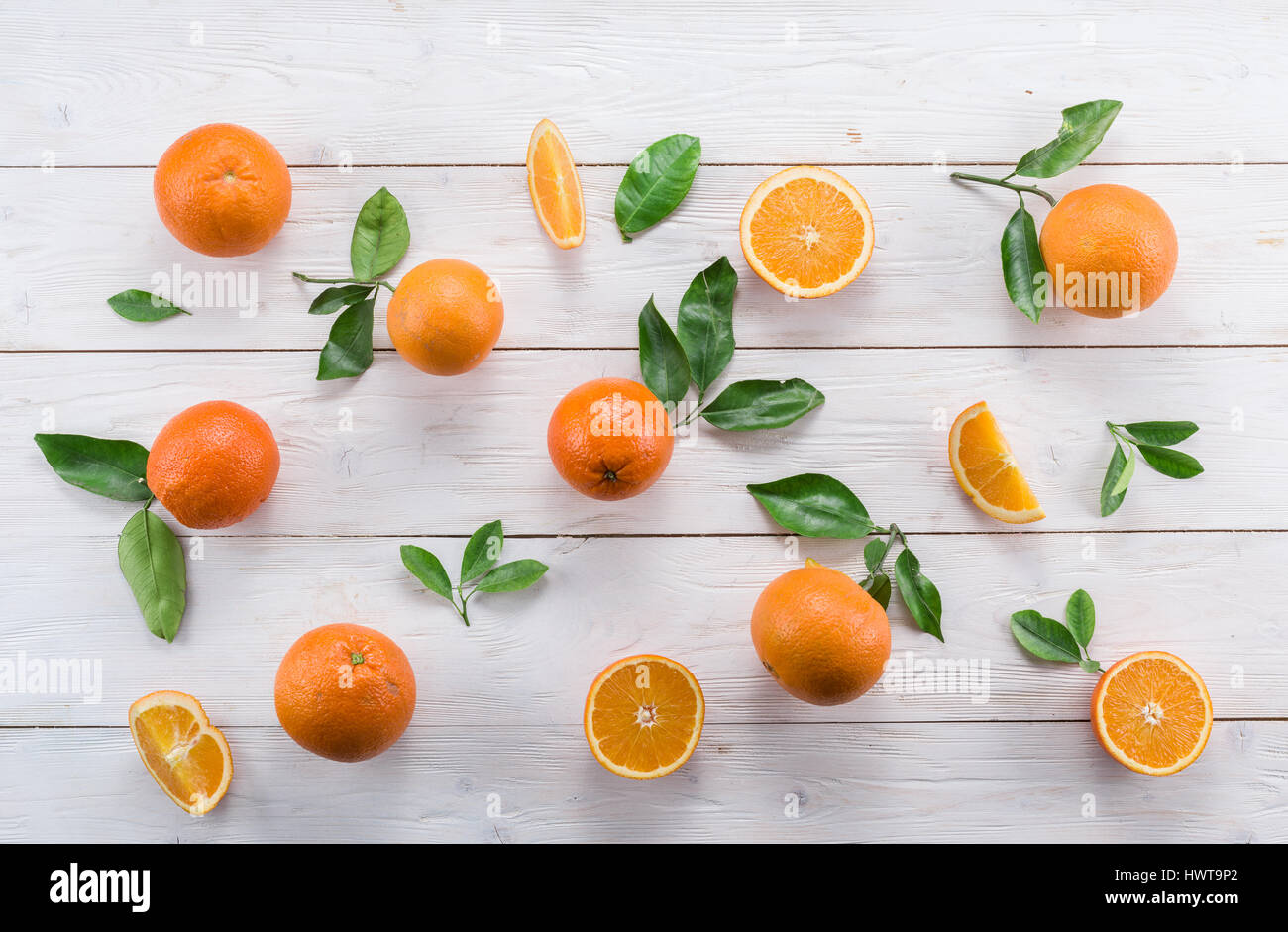 Oranges mûres sur la table en bois blanc. Vue d'en haut. Banque D'Images