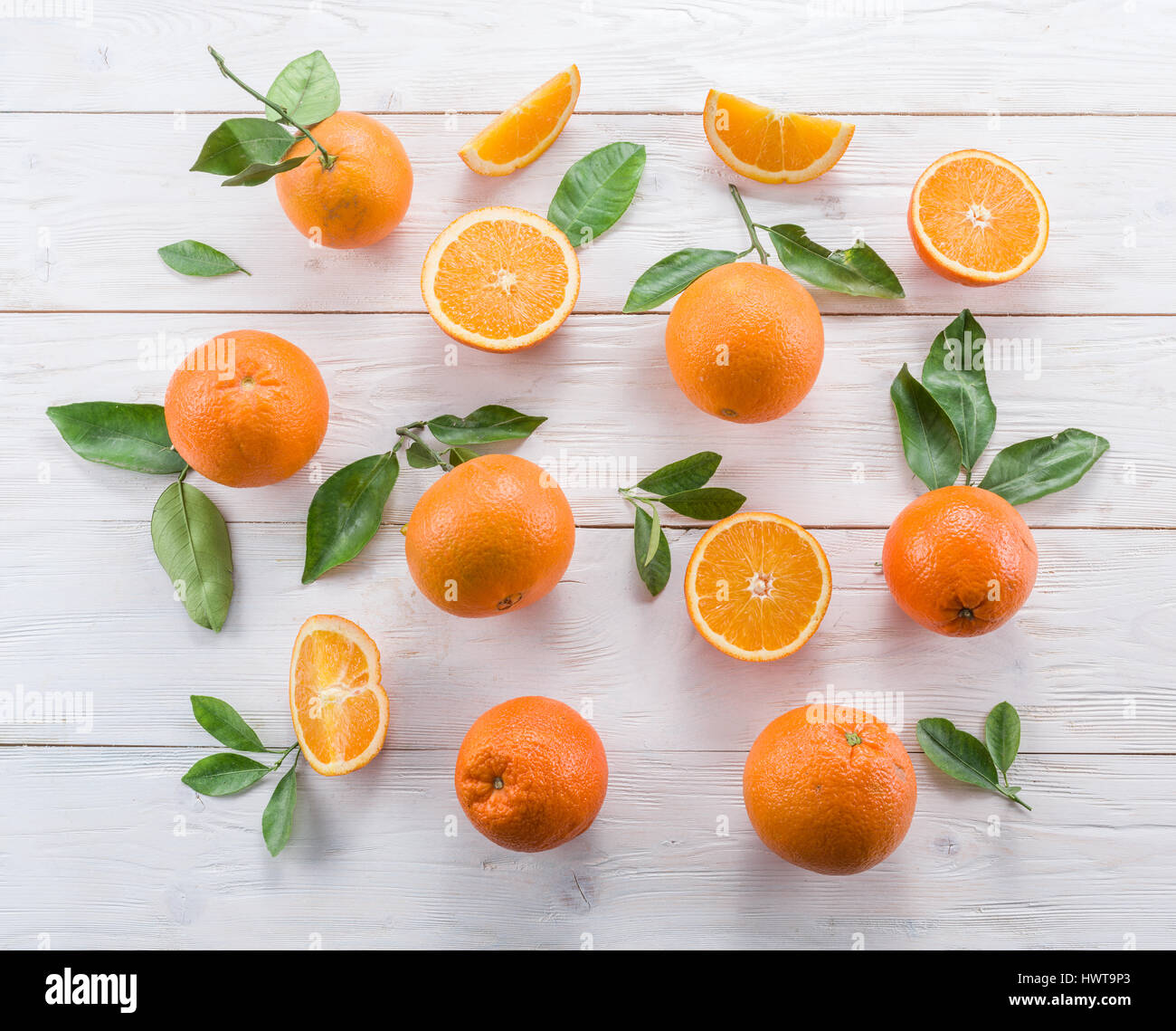 Oranges mûres sur la table en bois blanc. Vue d'en haut. Banque D'Images
