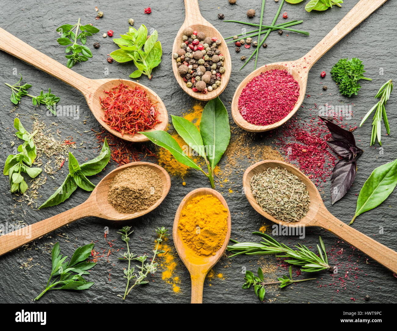 Assortiment d'épices colorées dans l'cuillères en bois. Banque D'Images