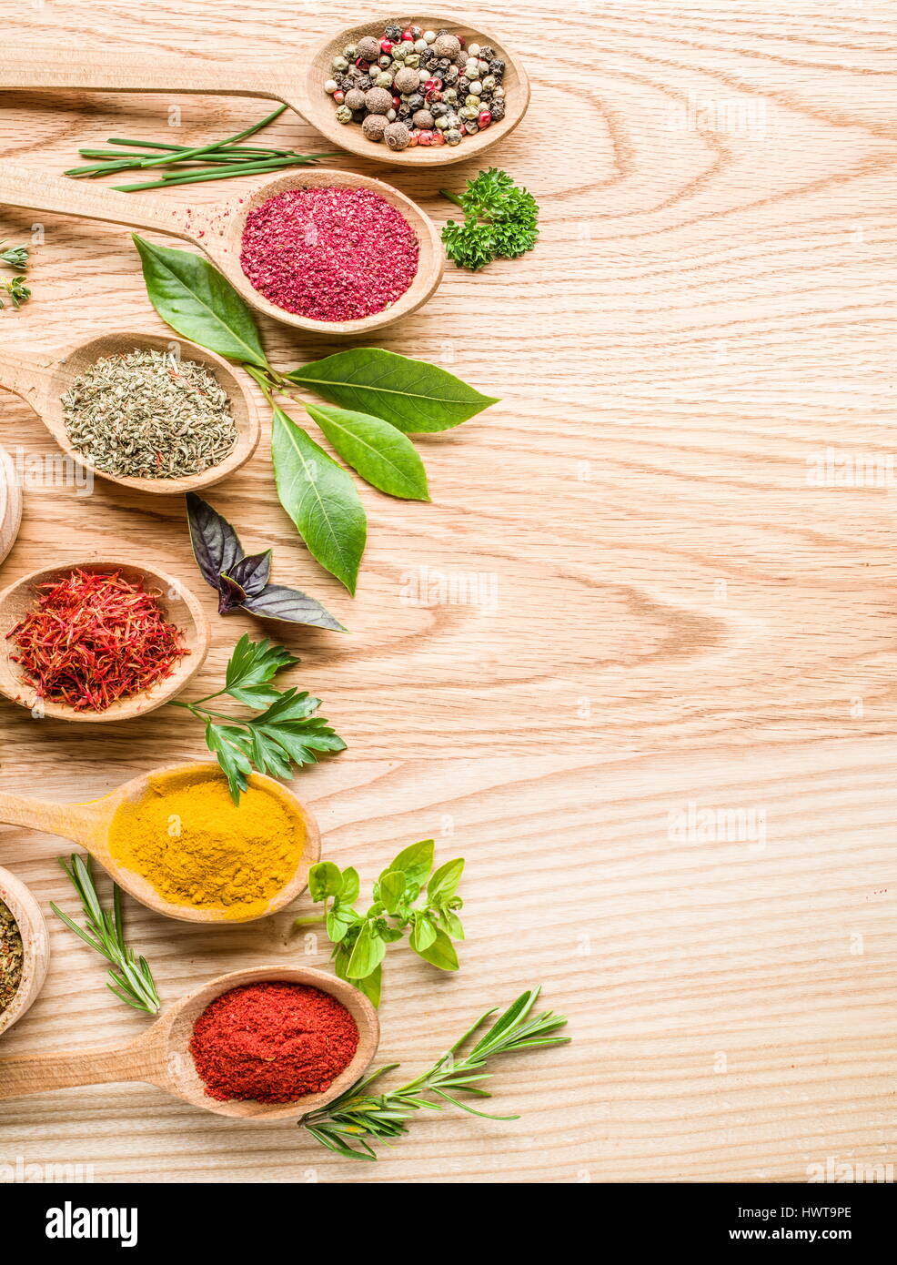 Assortiment d'épices colorées dans l'cuillères en bois. Banque D'Images