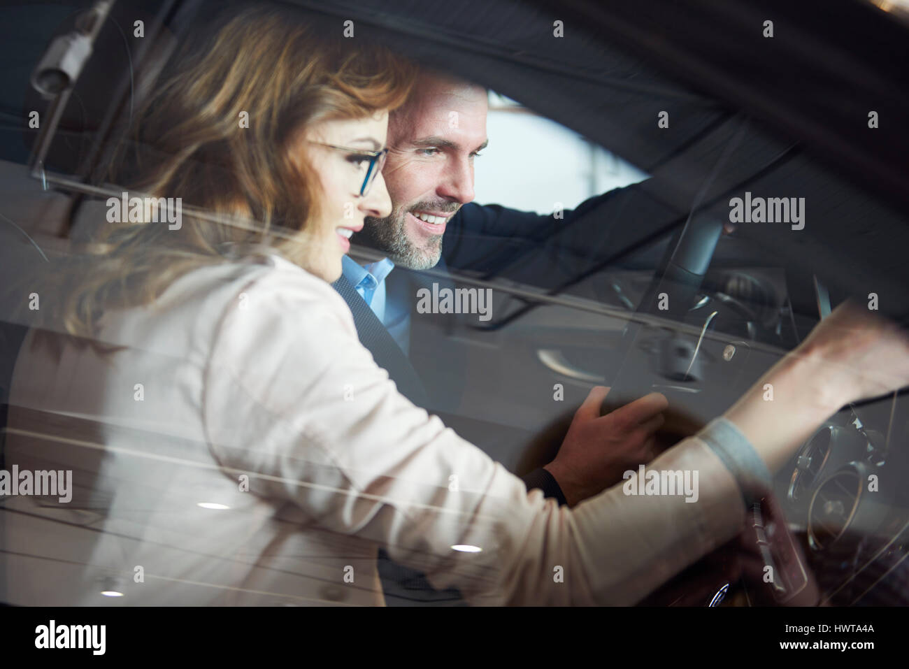 Couple est tombé en amour avec cette voiture Banque D'Images